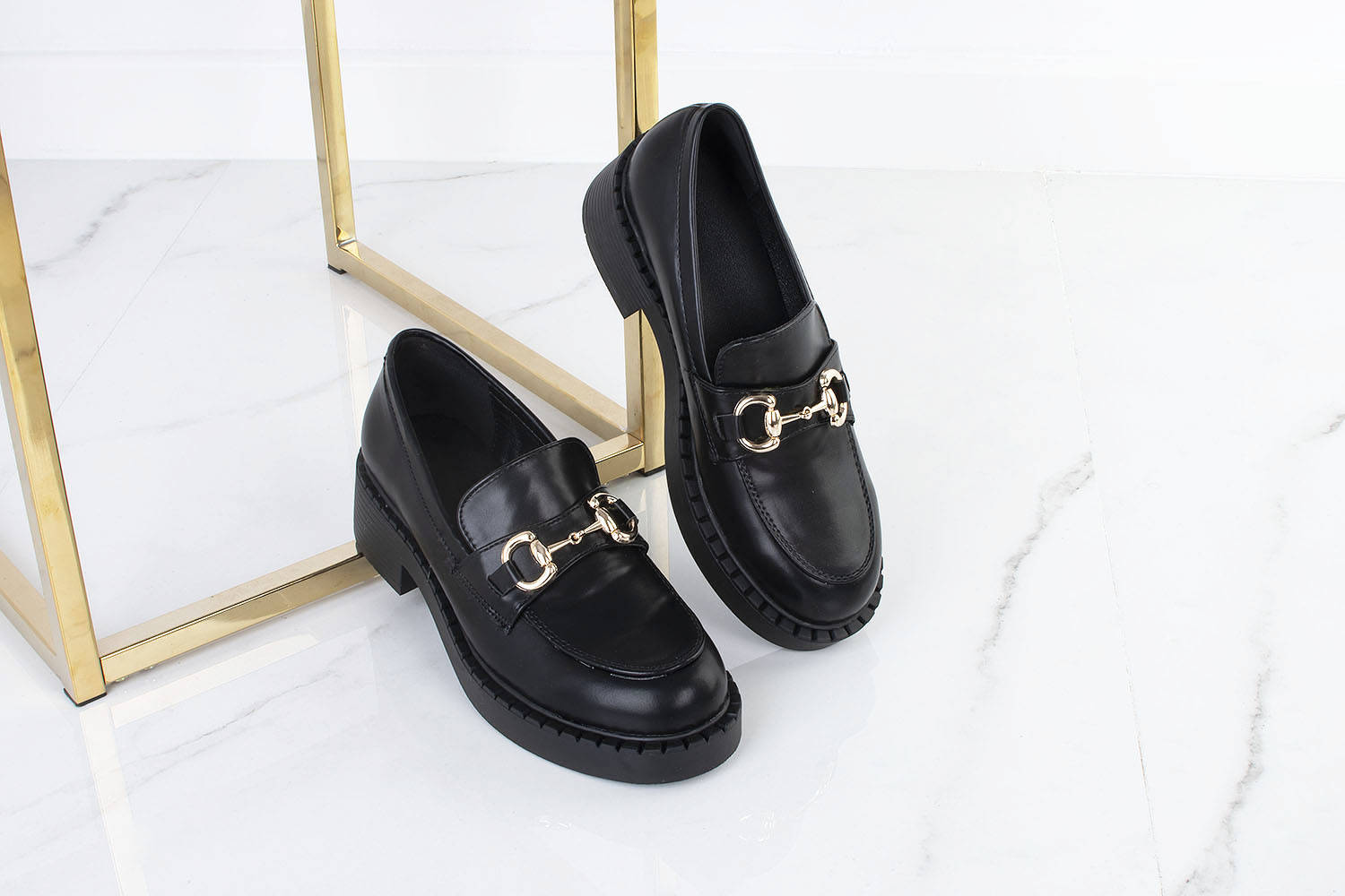 CZARNE MOKASYNY Z ŁAŃCUSZKIEM EKOSKÓRA 39 Płeć kobieta