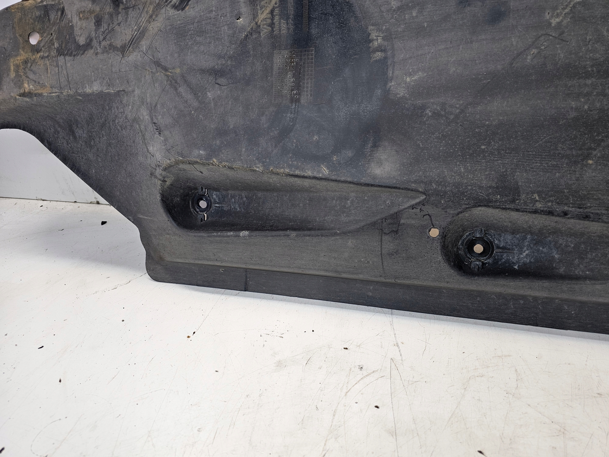 BLENDE ABDECKUNG ABDECKUNG UNTERFAHRSCHUTZ RECHTS AUDI A1 VW 6R0825202