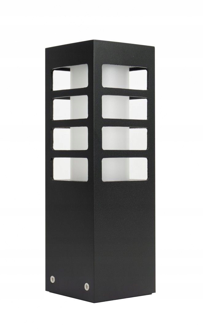 Záhradný stĺpik s vyrezanými mini štvoruholníkmi pri uličkách v parku Rado 18W