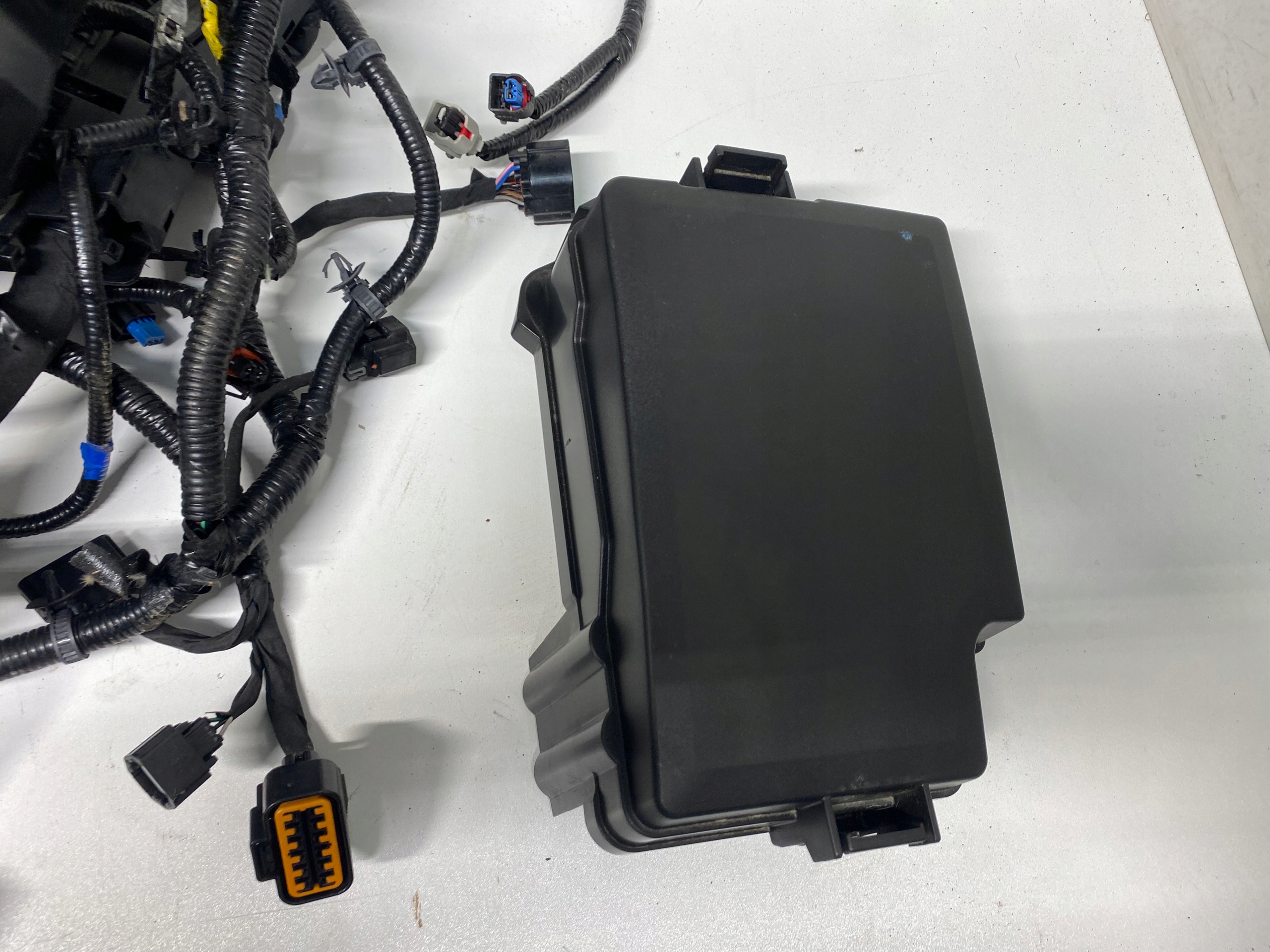 PUSZKA SKRZYNKA BEZPIECZNIKÓW INSTALACJA KIA CEED III LIFT 1.5 T 21-24 Producent części Kia OE