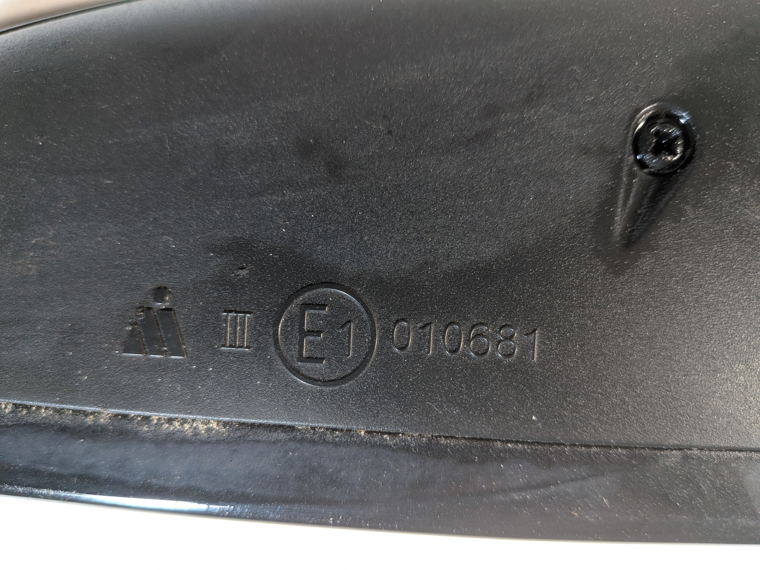 mirror right 5 PIN OE E1010681 kod lakieru LC9Z Audi A4 B7 04-08
