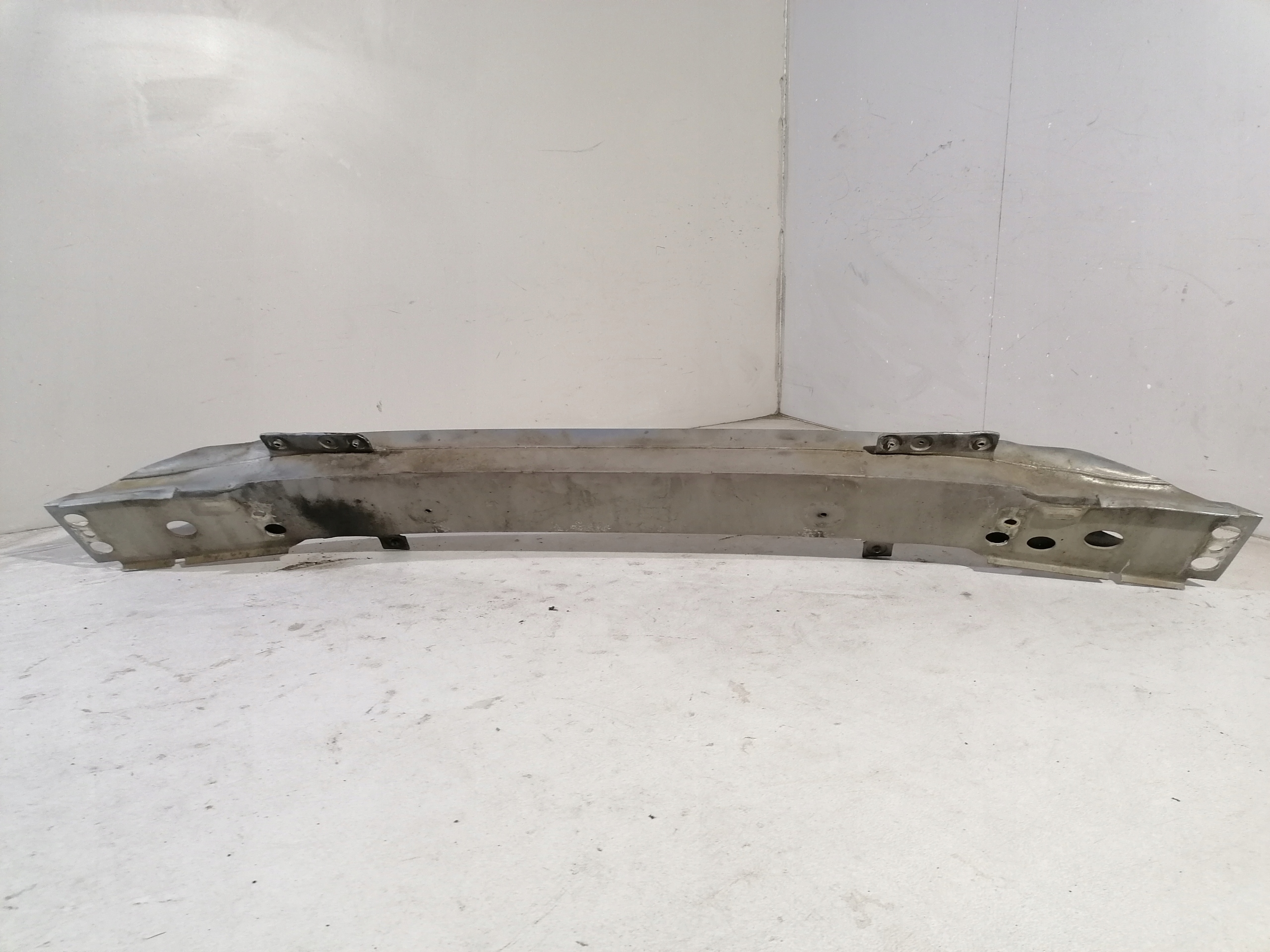 Volvo S80 and sider below bumper front