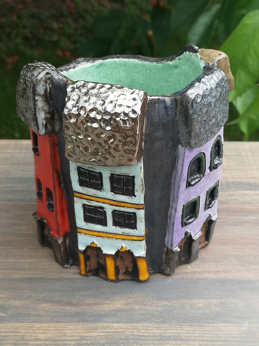 Ceramiczna doniczka - kamieniczki rzeźba
