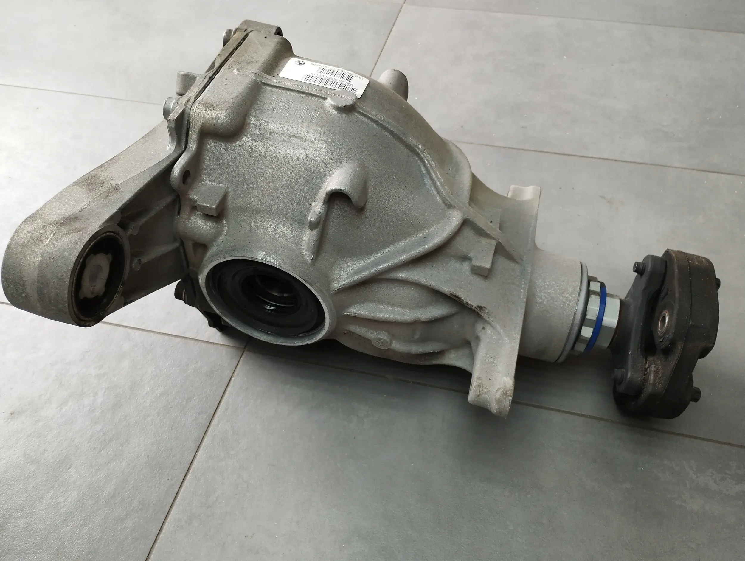 BMW 7 G11 750i diff differential rear part 8638075