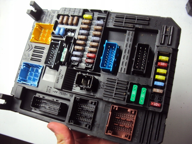 SKRZYNKA BEZPIECZNIKÓW PEUGEOT 2008 II 2019- Producent części Peugeot OE