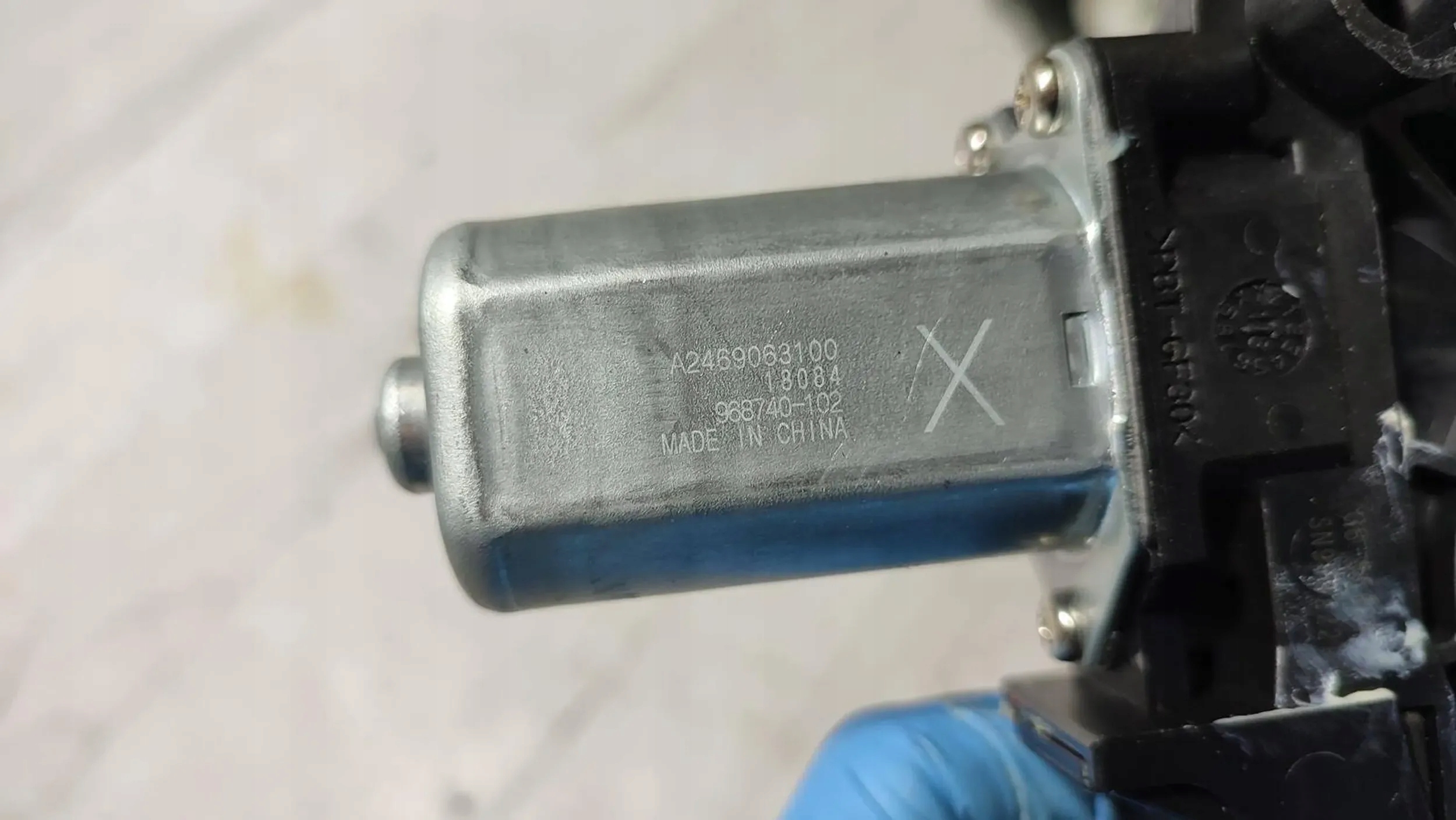 Volvo V40 II 2018r rear part side right mini motor windows