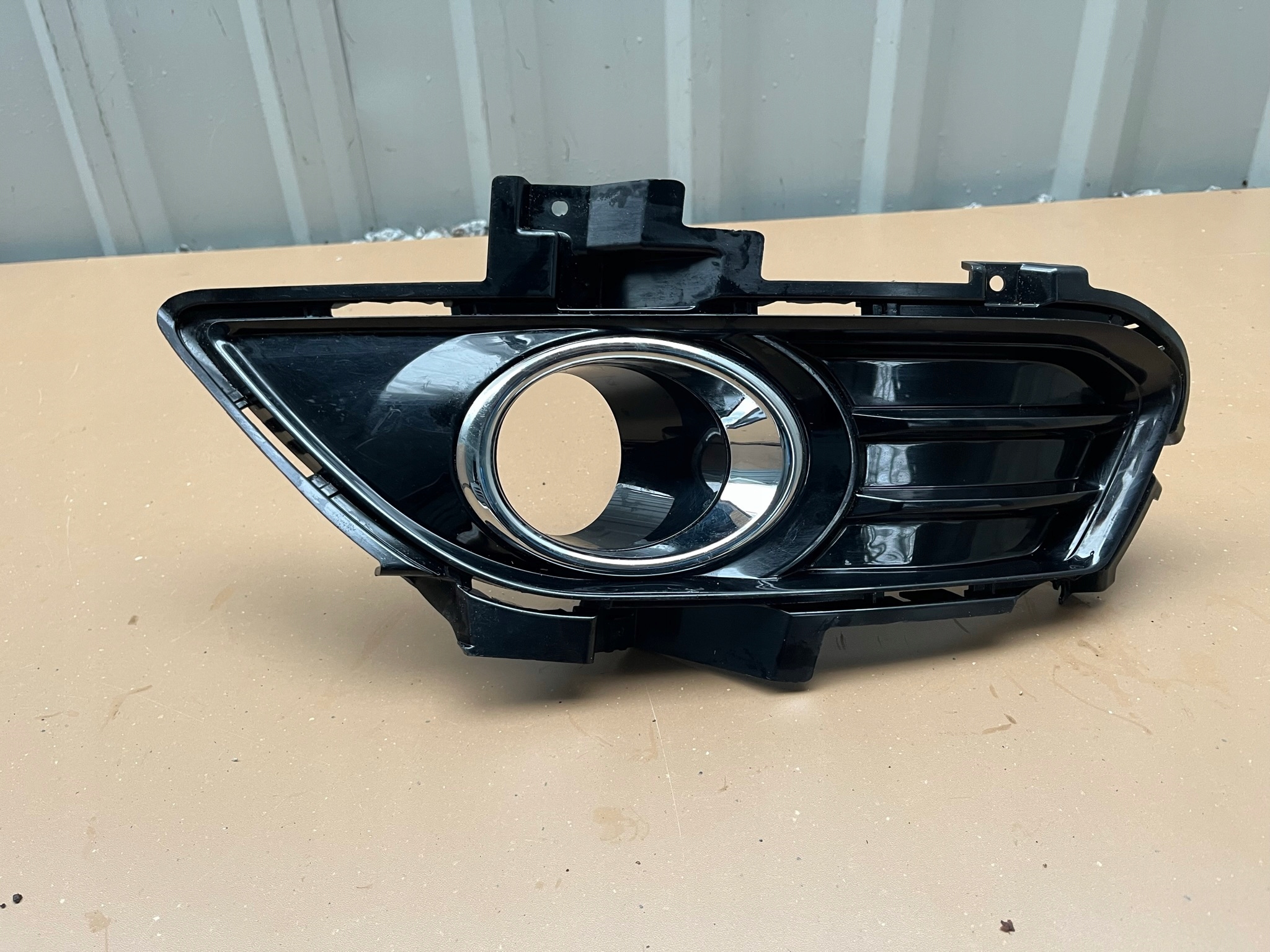 DS73-19953 - FORD MONDEO MK5 15R - решетка бампера левая передняя