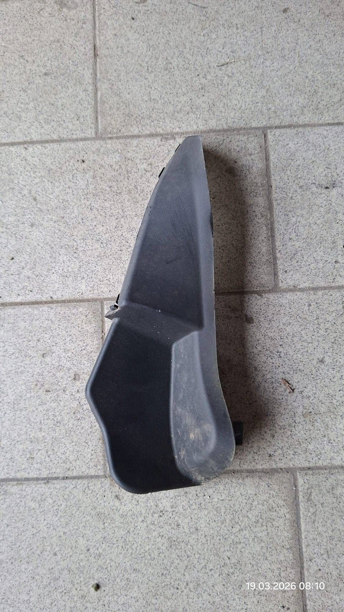 corner under the window right side Renault Scenic E-Tech V 668623924R