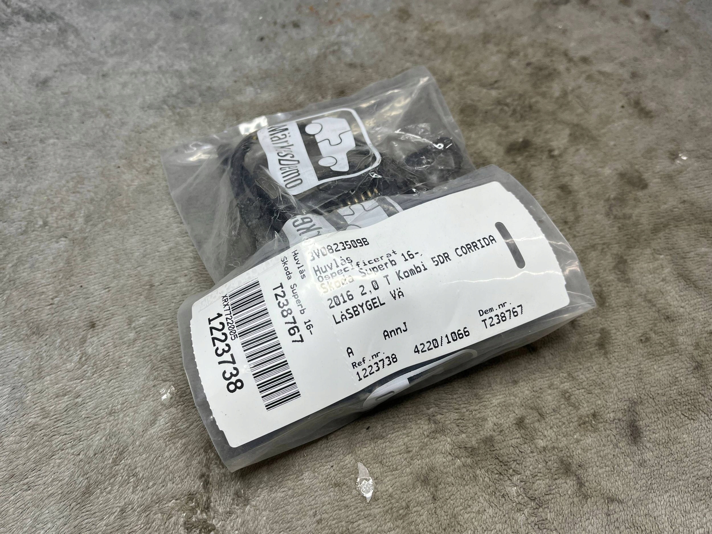 SKODA SUPERB III 3V0823509B bonnet latch lock !J