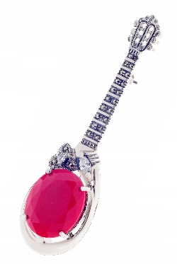 Stříbrná brož na kytaru s červeným kamenem