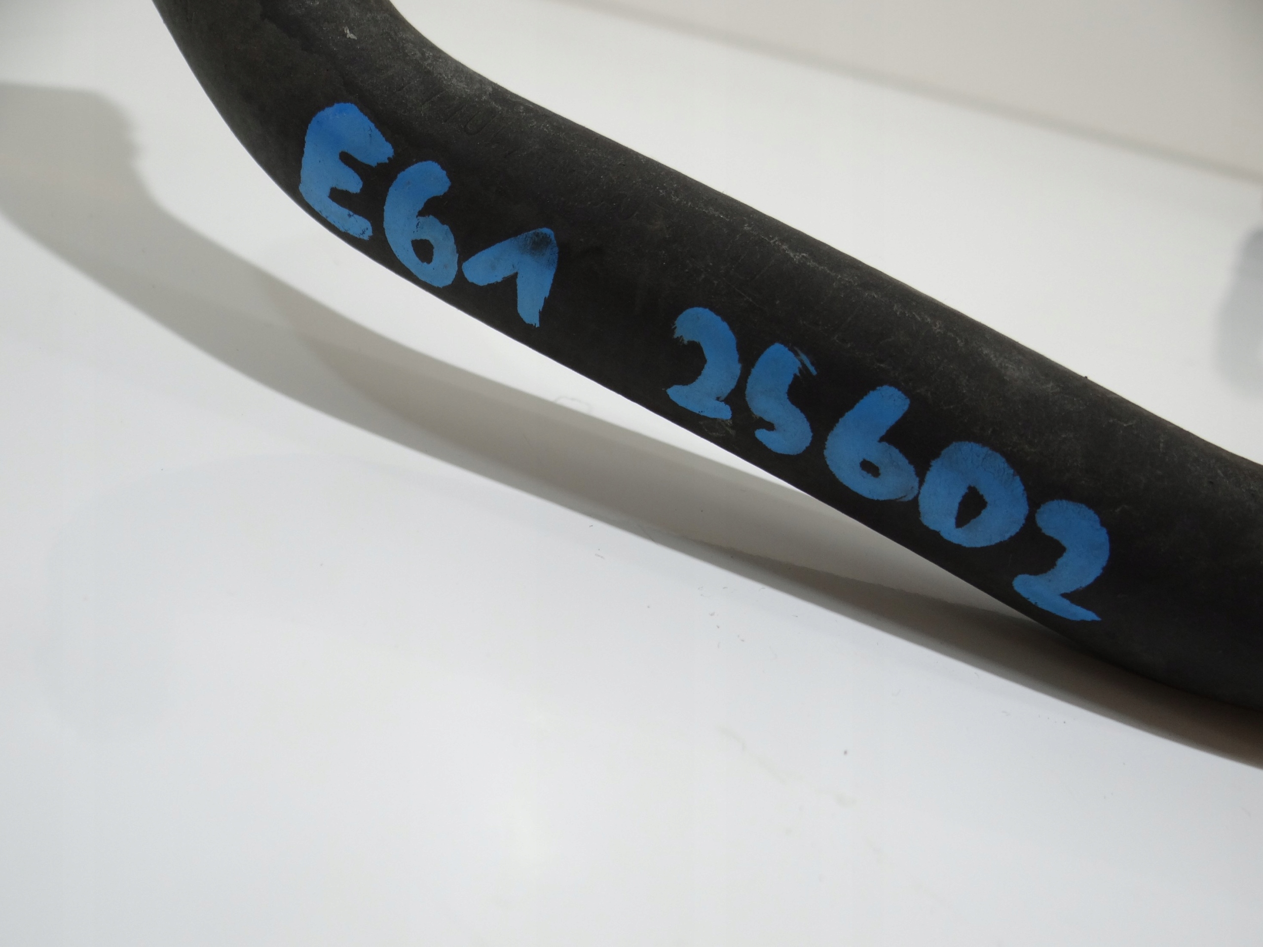 vedení hadice vody BMW E60 E61 256D2 7787458 (4647473)