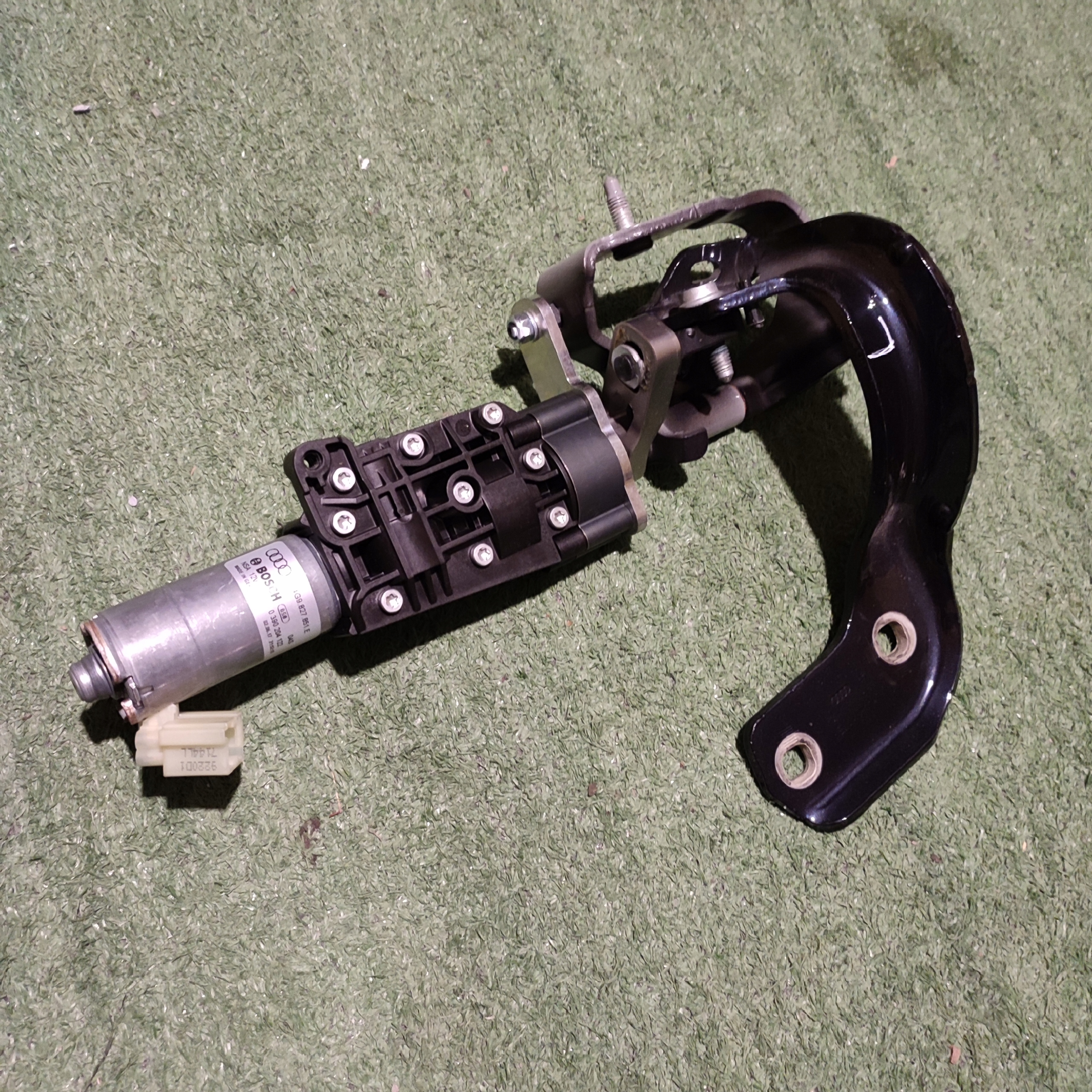 4G9827299A 4G9827851E - Привод люка л с шарниром AUDI A6 C7