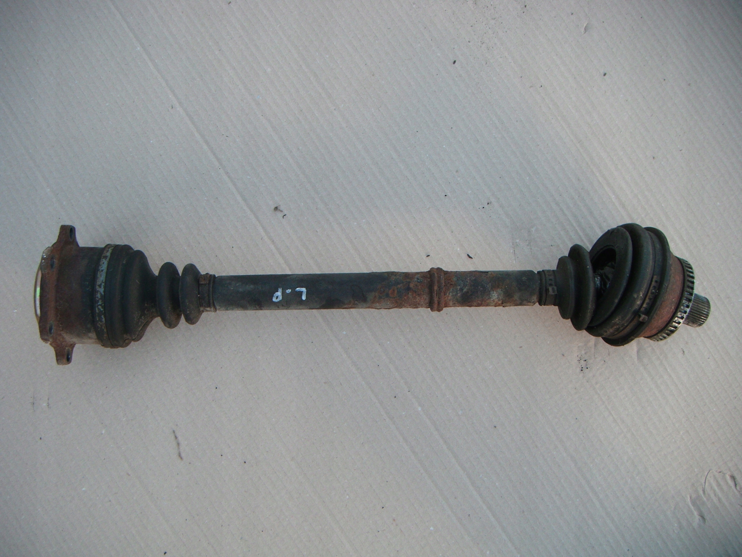 AUDI A8 D2 4.2 PÓŁOŚ LEWY PRZÓD USZKODZONA