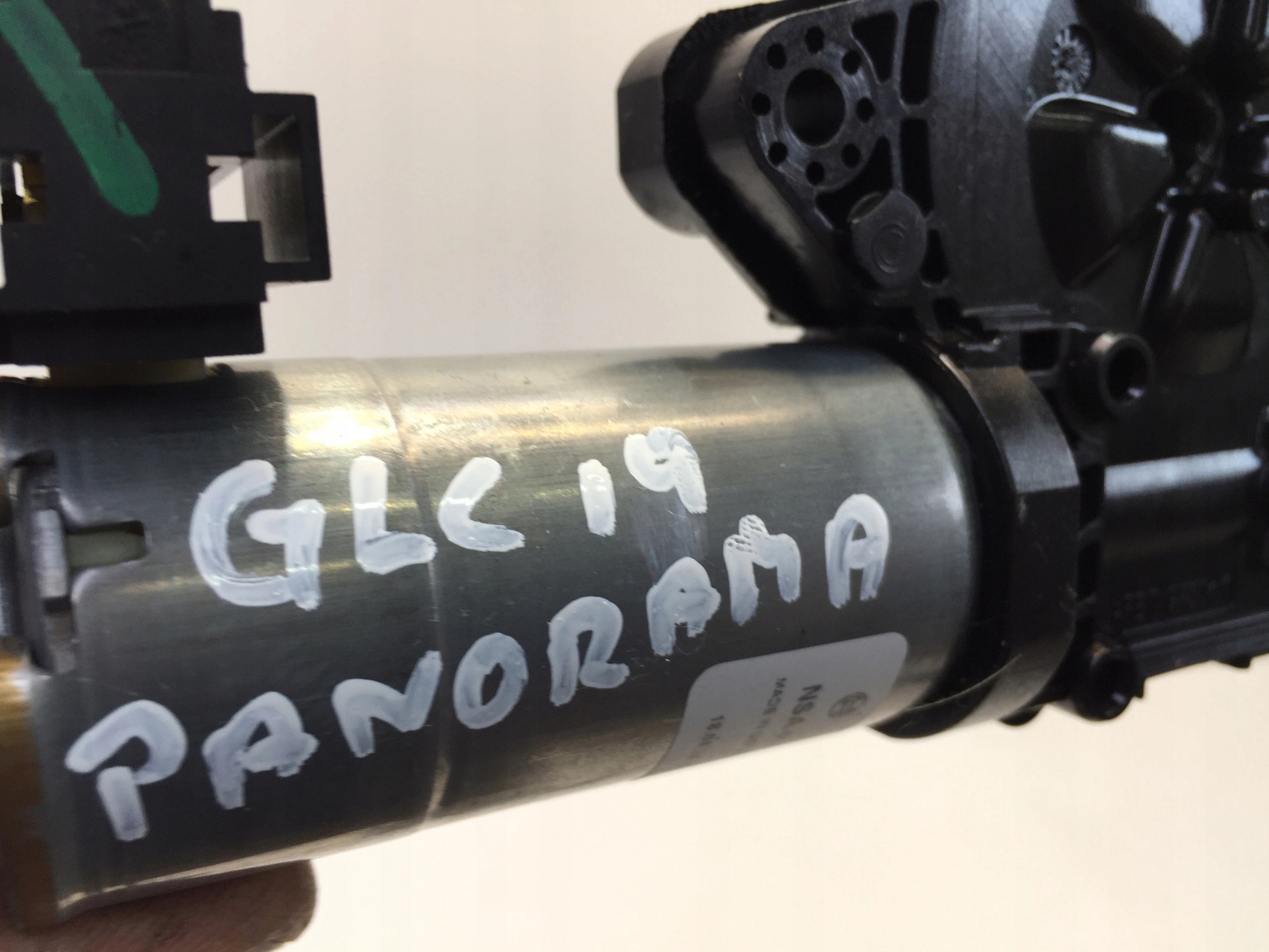 MERCEDES GLC X253 2018 SILNICZEK SZYBERDACHU Part number 0390200122