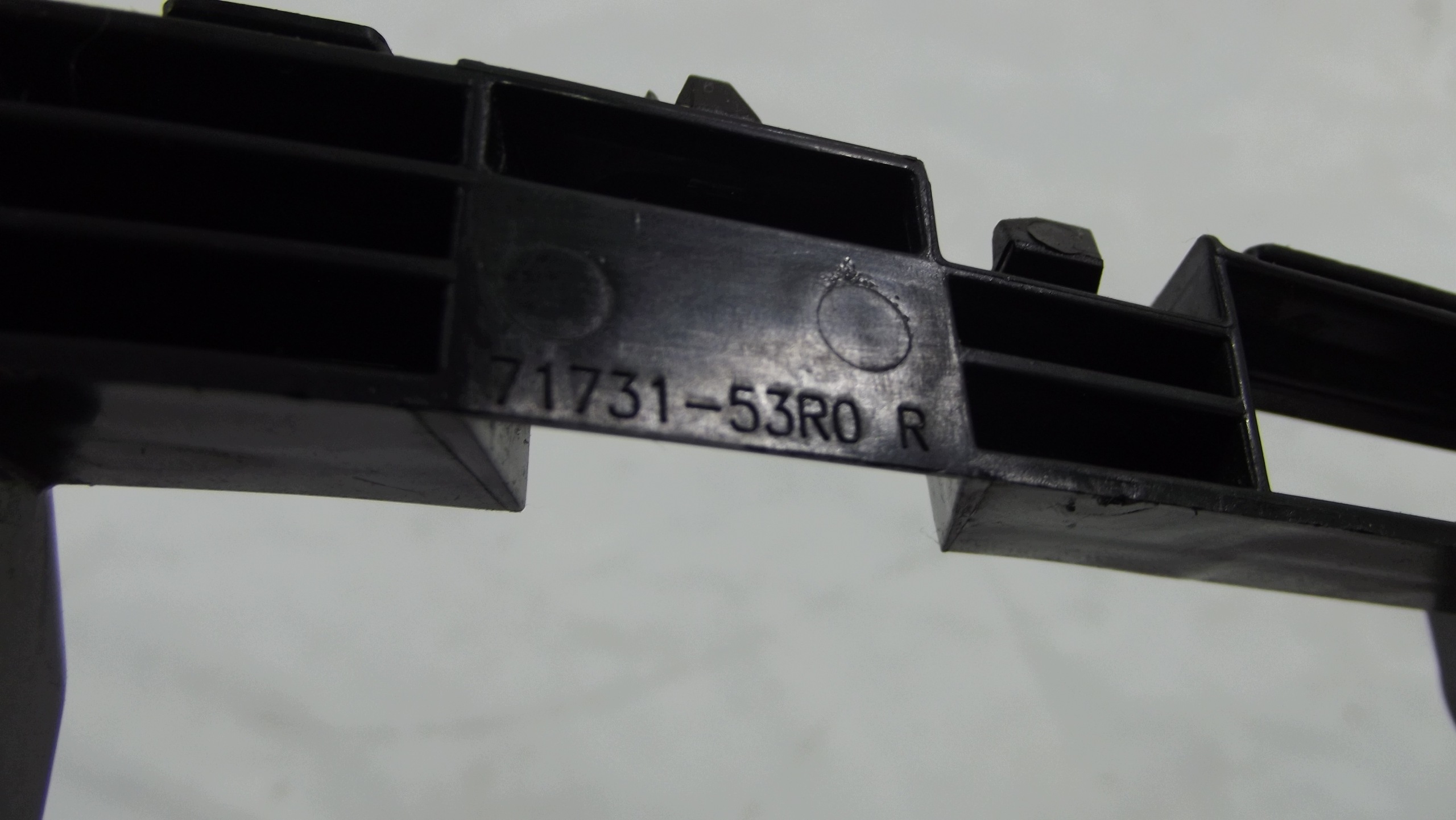Suzuki Swift MK8 Support Support plaque Pare choc Droite Avant 71731-53R0