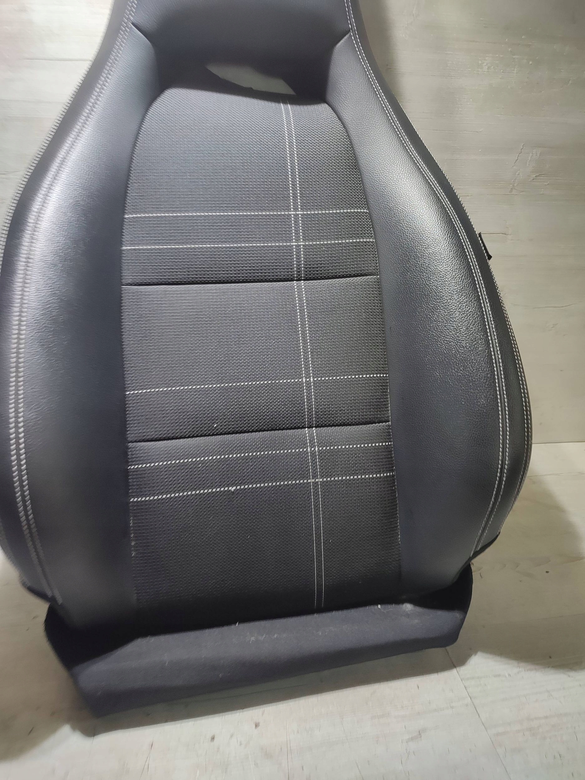 Mercedes-Benz GLA W156 2015 front left side seat oparcie