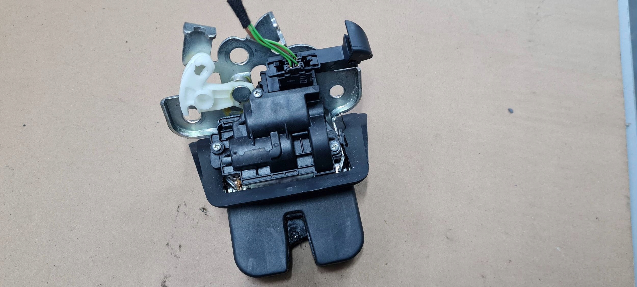 S4 B8 A4 lock bonnet boot rear part KOMBI 8K9827505A