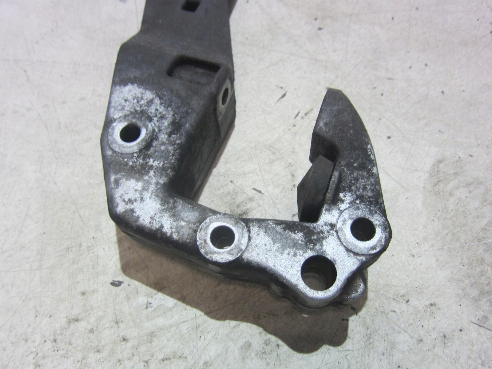 BMW F10 F01 F07 F11 F12 4X4 ŁAPA PODPORA SKRZYNI BIEGÓW BELKA 22326777615 Stan opakowania brak opakowania