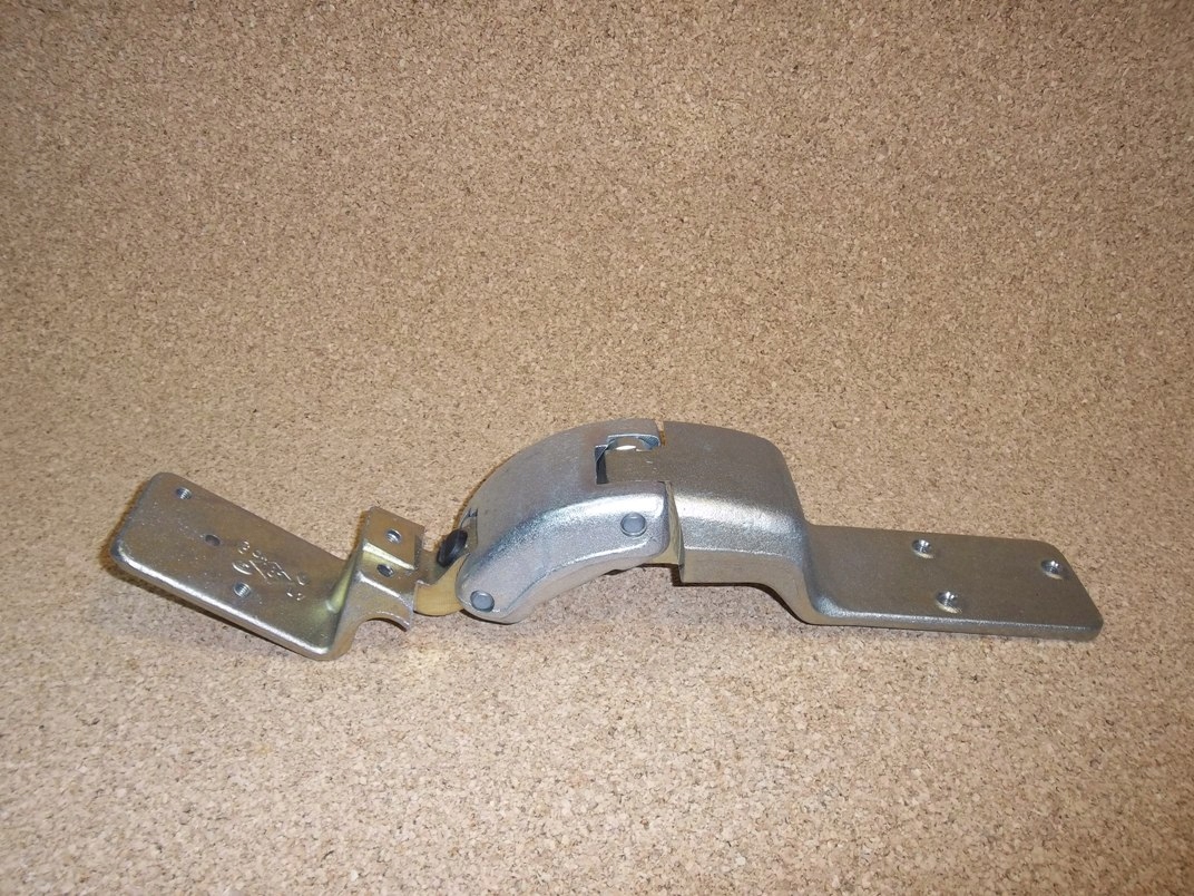 ZAWIAS DRZWI TYL R MASTER 2 DOLNY PRAWY 8200521907 Part number 8200521907