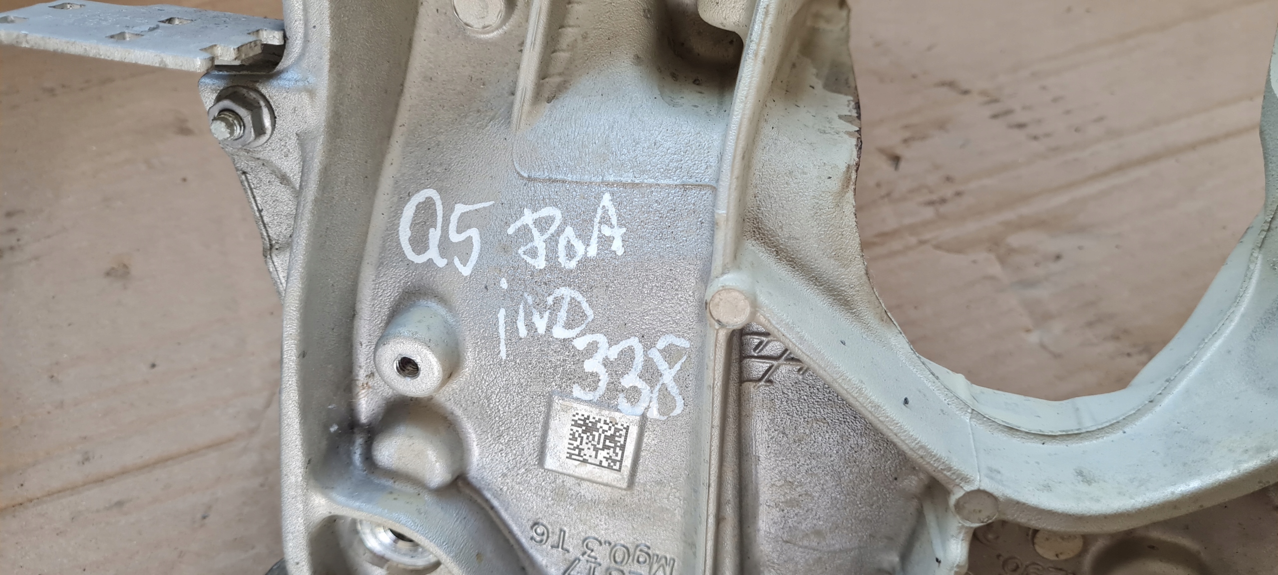 Q5 80A SQ5 CONSOLE SUPPORT SUPPORT PLAQUE KOLYSKI DROITE AVANT 80A399296