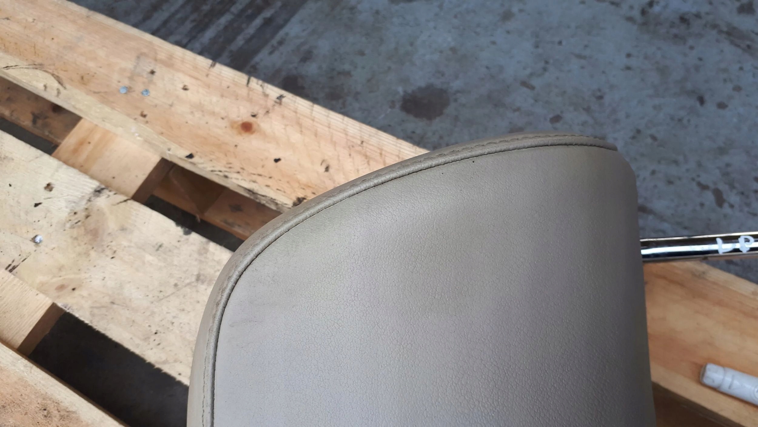 A4 B8 rest seat front left JASNY without