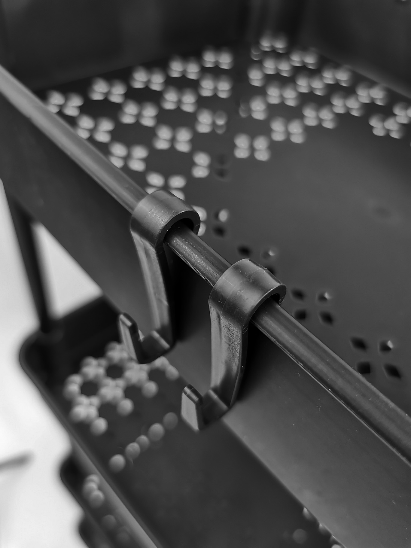 MOBILNY REGAŁ MOBILNA PÓLKA NA KÓLKACH Z BLOKADĄ 4 PÓŁKI 100CM CZARNY Wysokość mebla 105.5 cm