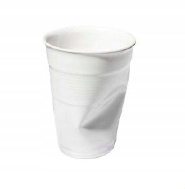 

Zgnieciony Kubek porcelanowy jak plastikowy Hit