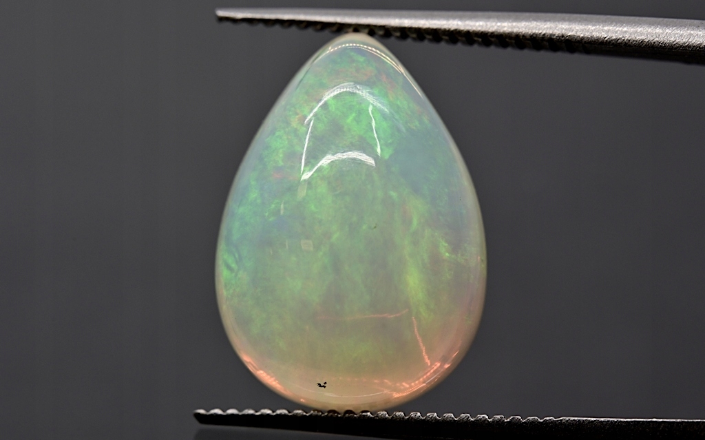 Opál z Etiopie kabošon slza 15x10 mm