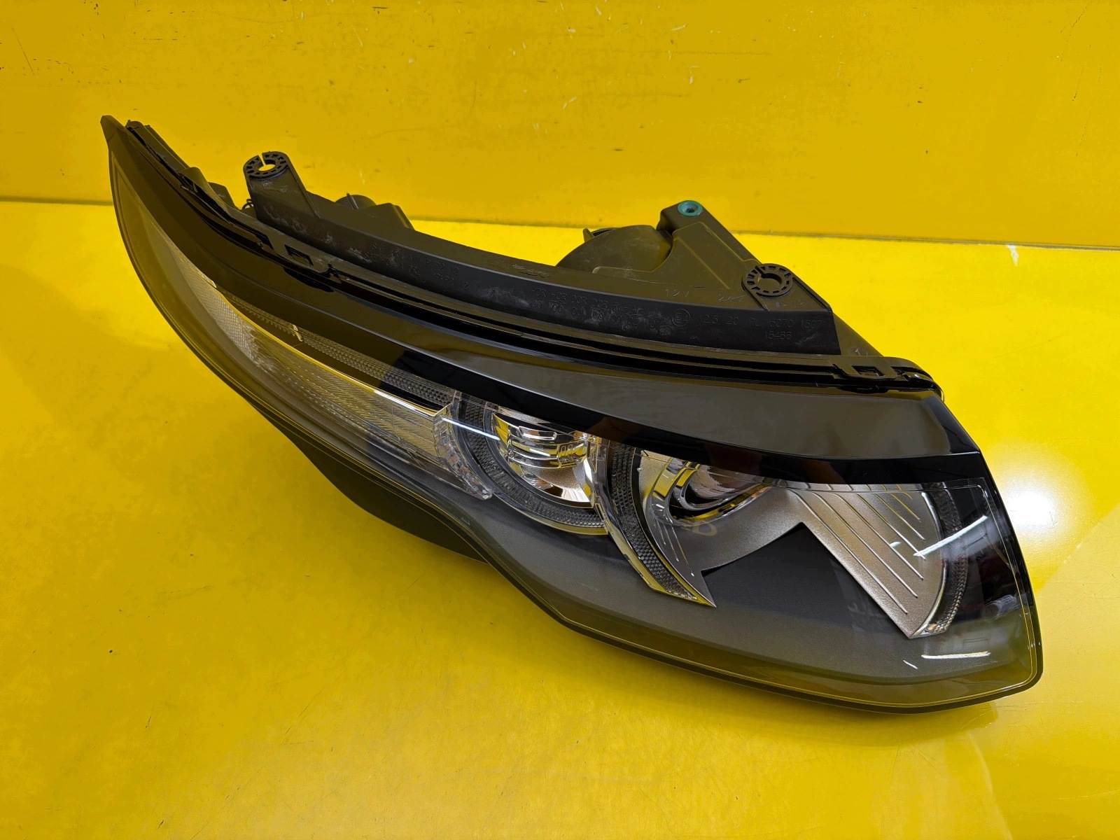 light right front Land Rover Evoque and 1 Xenon BJ32-13W029-ED