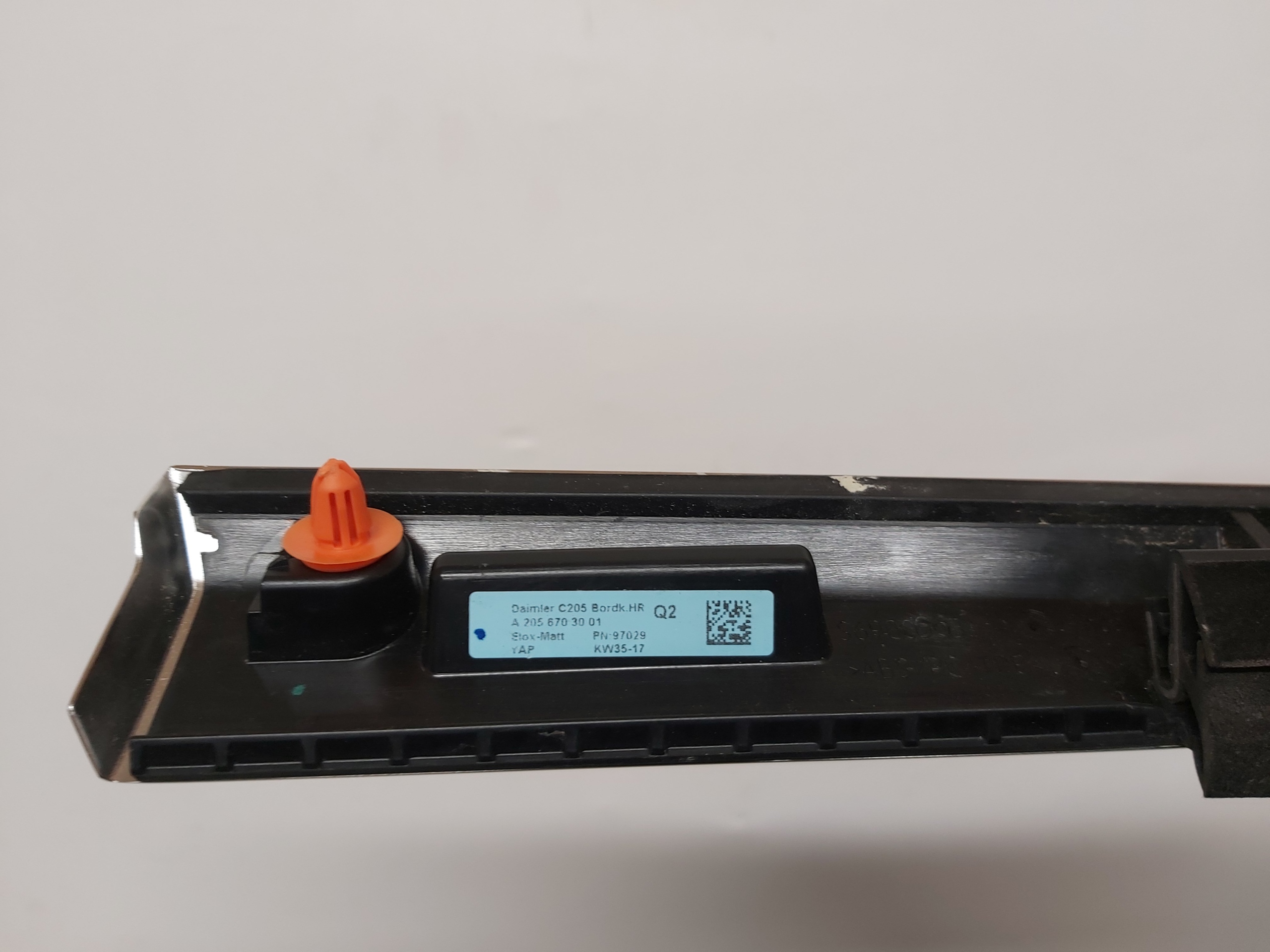 LISTWA ZGARNIAJĄCA PRZÓD TYŁ PRAWA W205 COUPE Producent części Mercedes-Benz OE