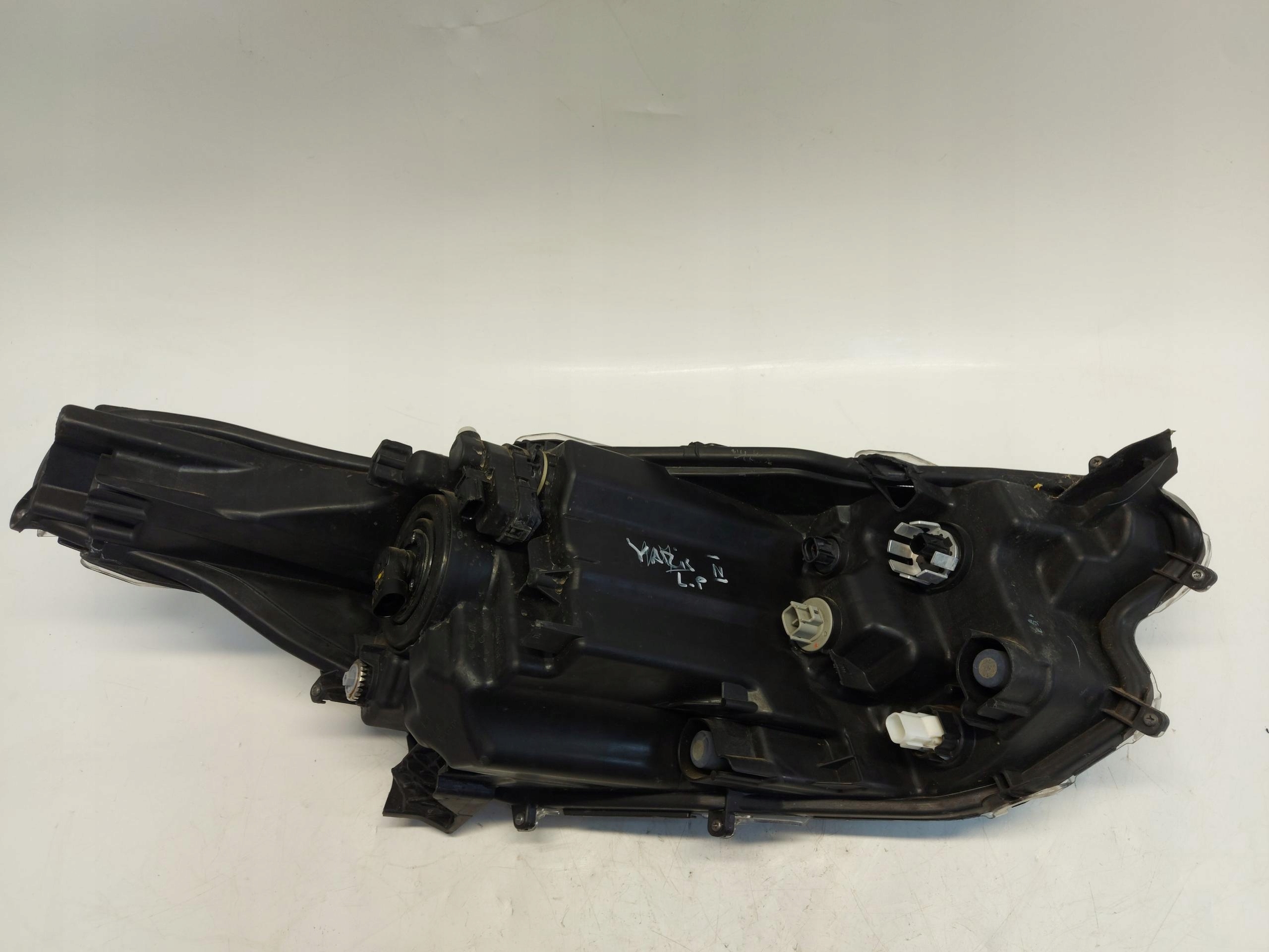 Toyota Yaris IV 4 2021 light left front front damaged