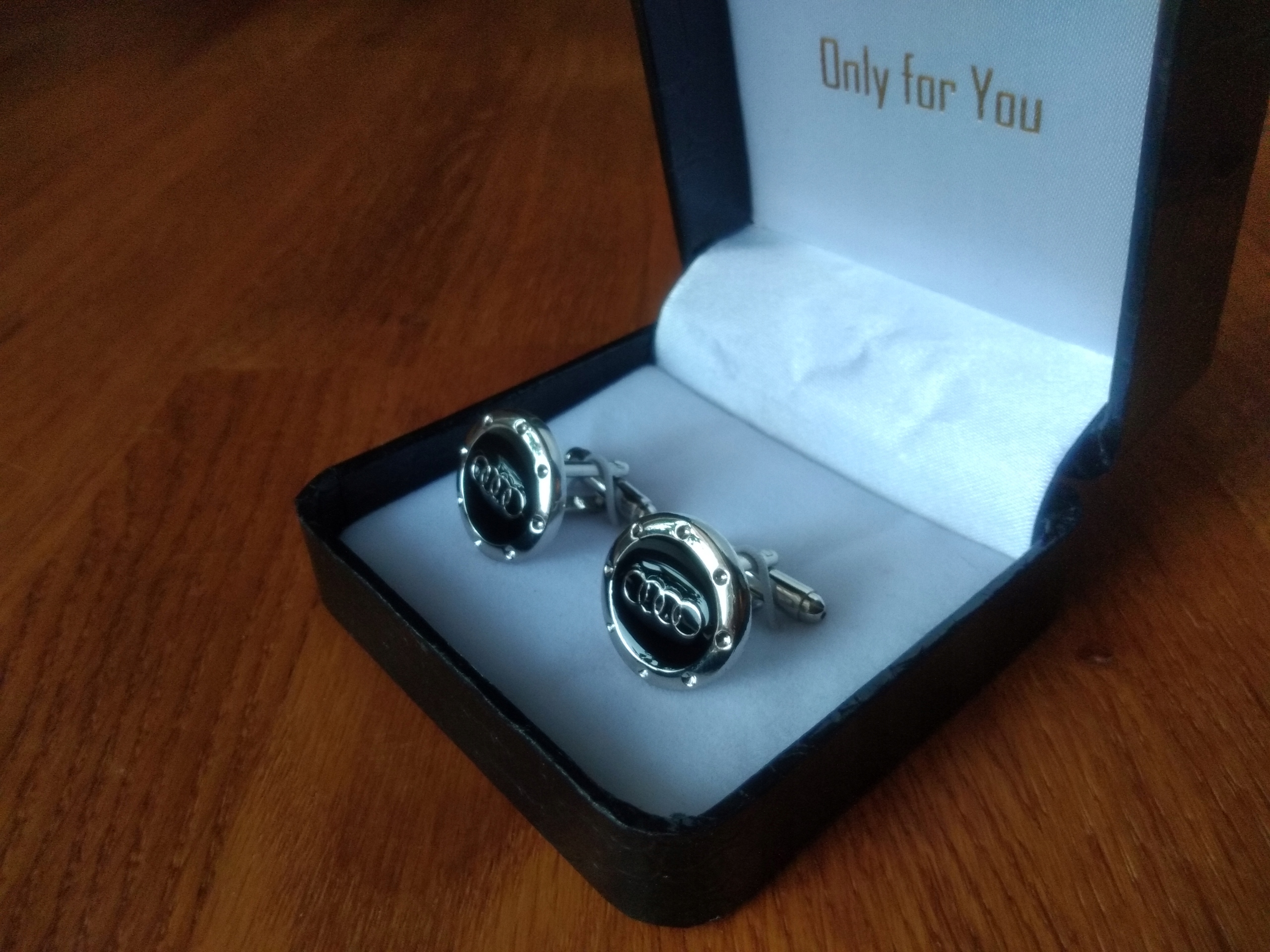 Exciting spinki do mankietów koszuli Audi Materiał posrebrzany