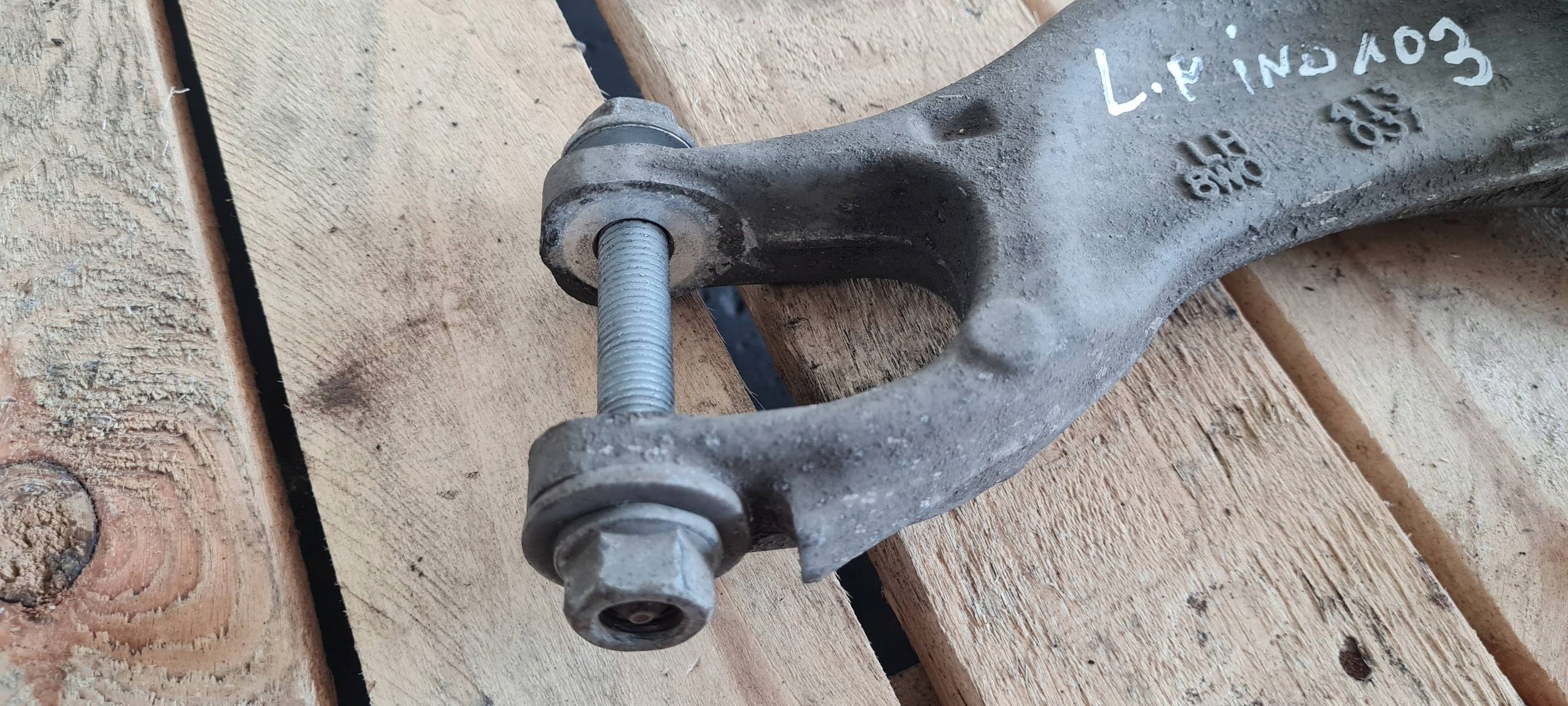 A4 B9 8W WIDELEC bracket of a shock absorber left front 8W0413037E A5 8W