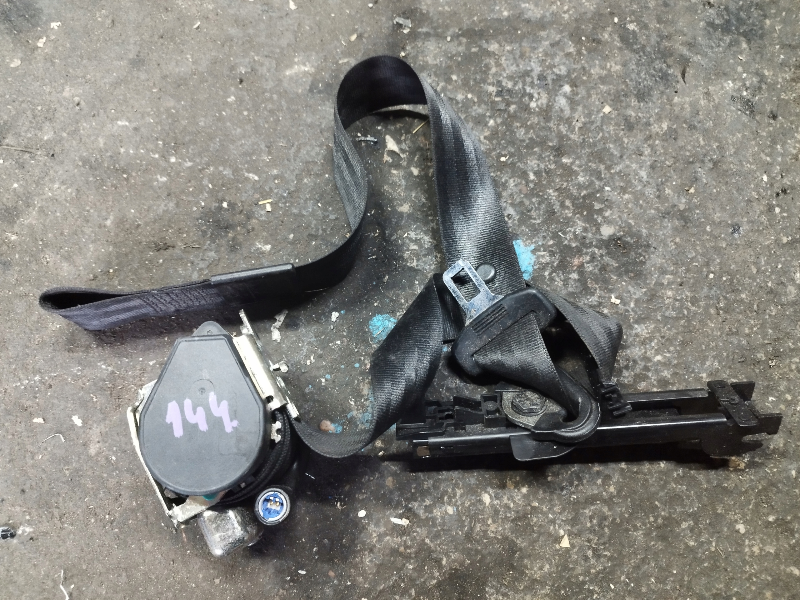 144 ремень передний левый 8P3857705 AUDI A3