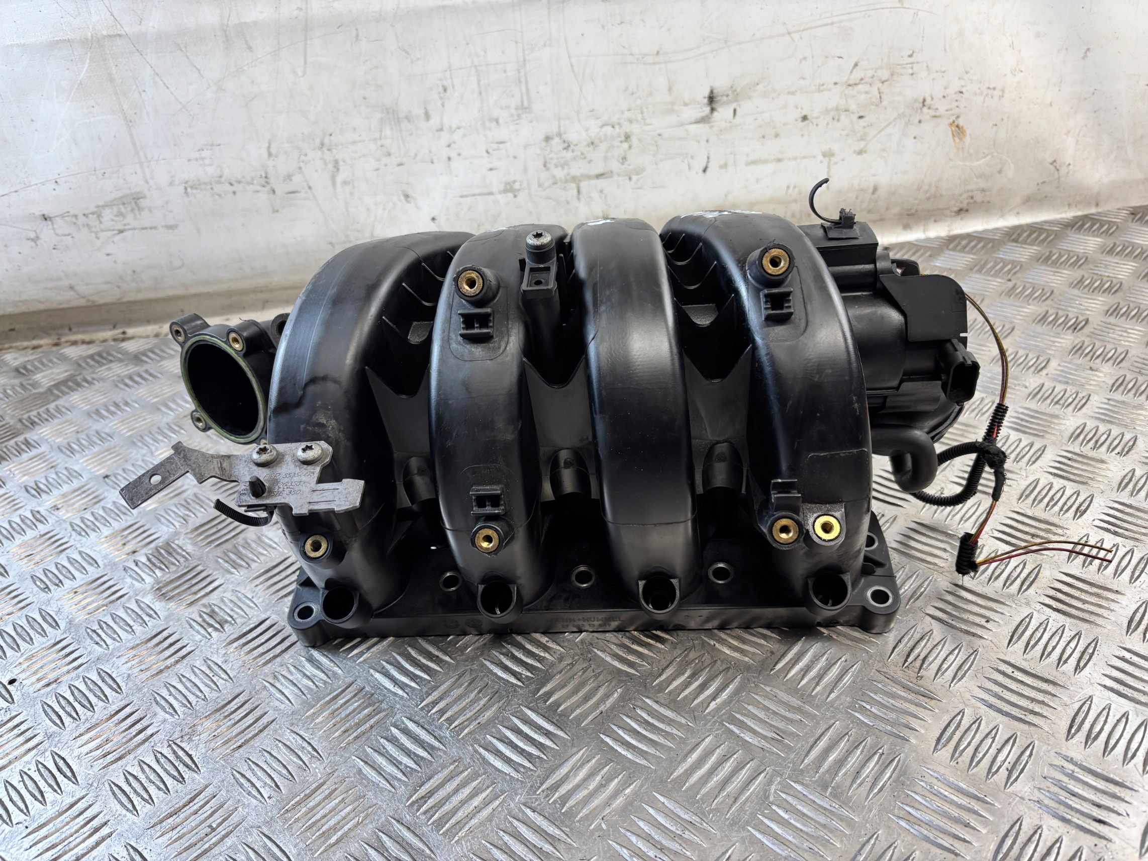 intake manifold Opel Zafira B 1.8B 55563686