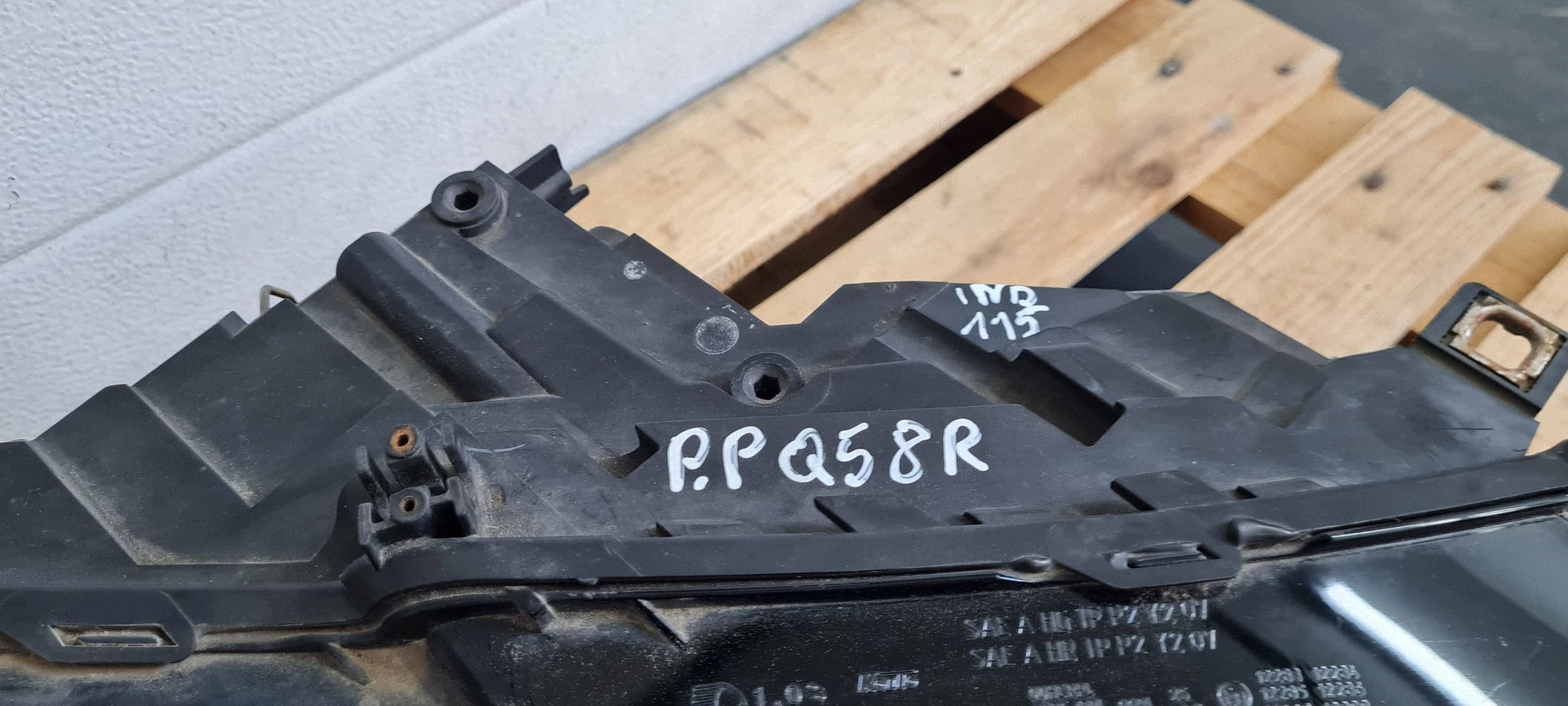 Q5 8R light right right front front ANGLIK RHD UK 8R0941004A