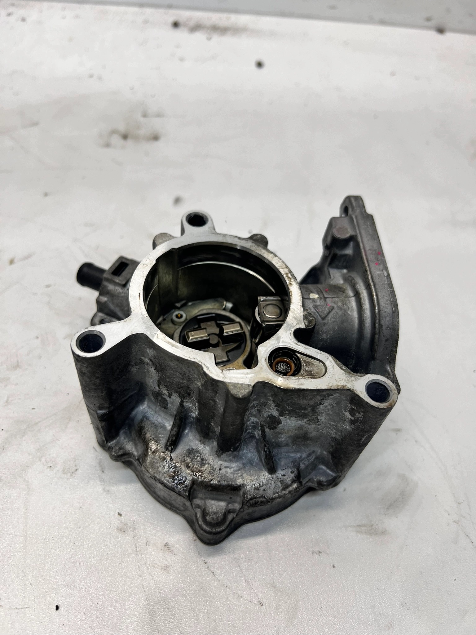 pumpe VACUM AUDI A4 A3 A6 VW 2,0 TFSI 06J145100F
