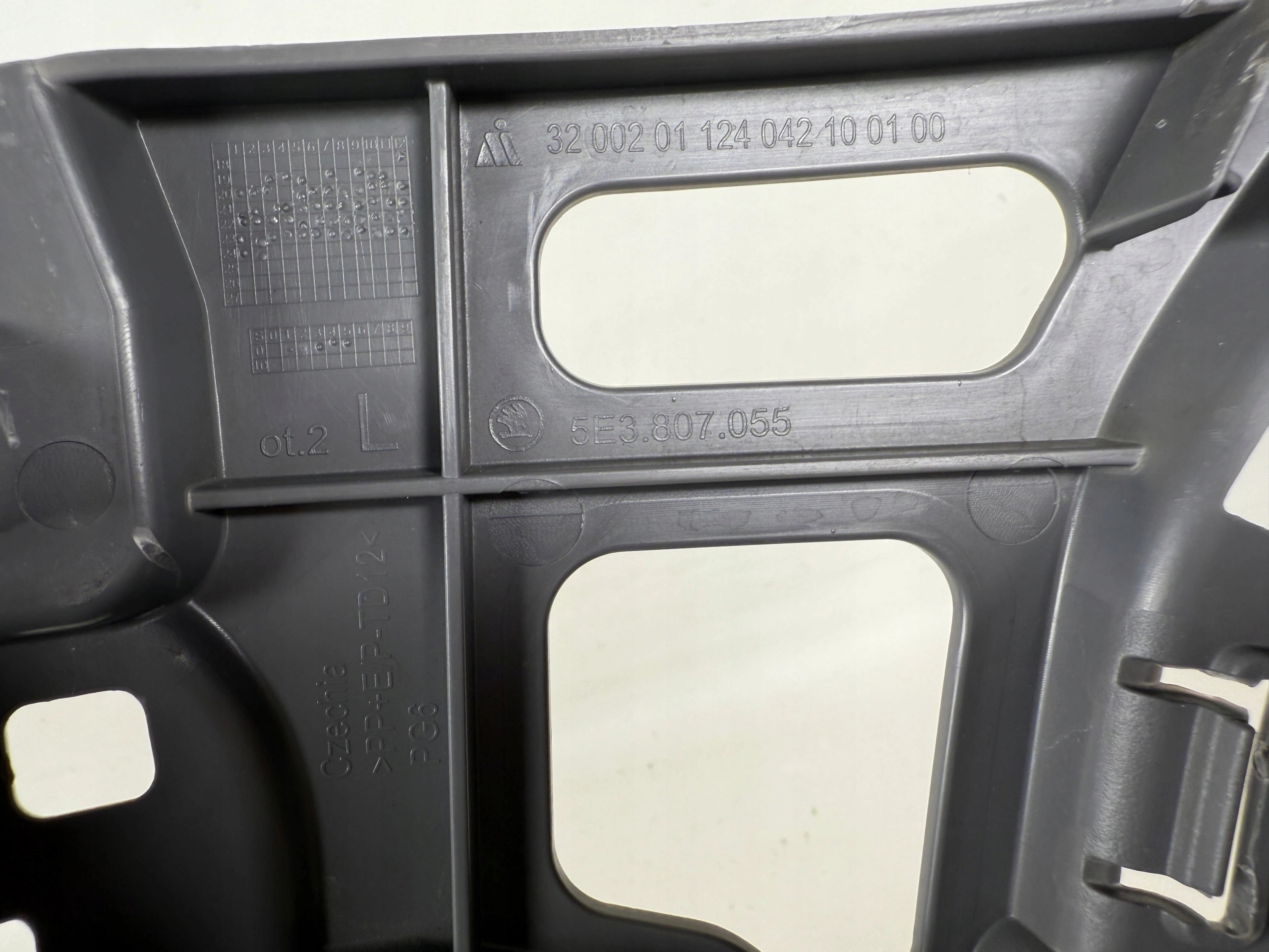 Skoda Octavia IV bumper bracket front 5E3807055