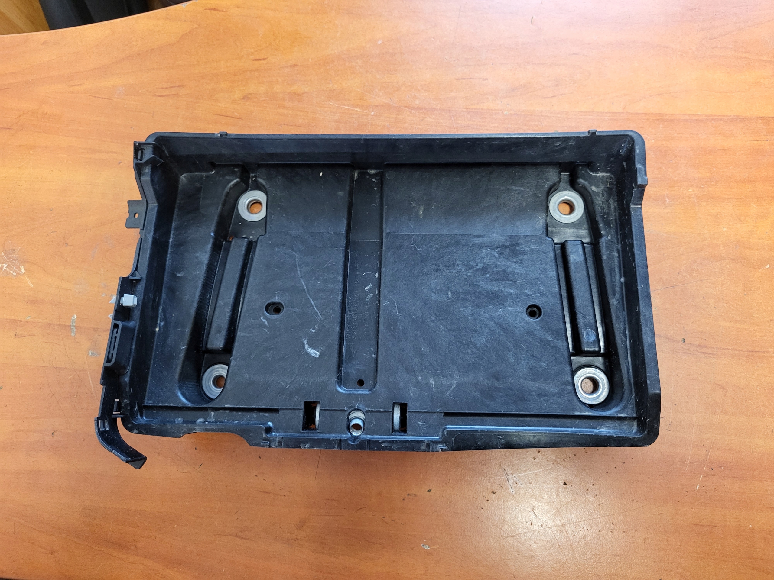 PODSTAWA AKUMULATORA MERCEDES W205 213 A2056201502