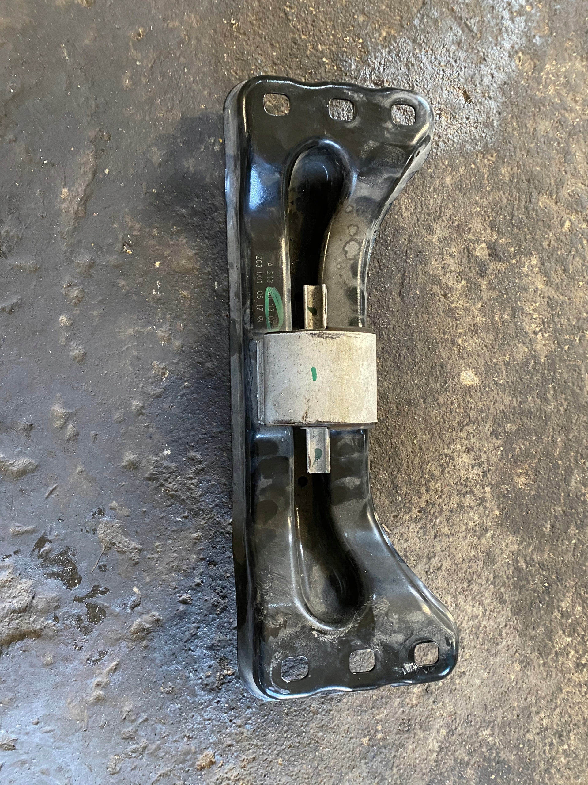 2052405300 2132401302 - MERCEDES E 213 ЛАПА ОПОРА КОРОБКИ ПЕРЕДАЧ
