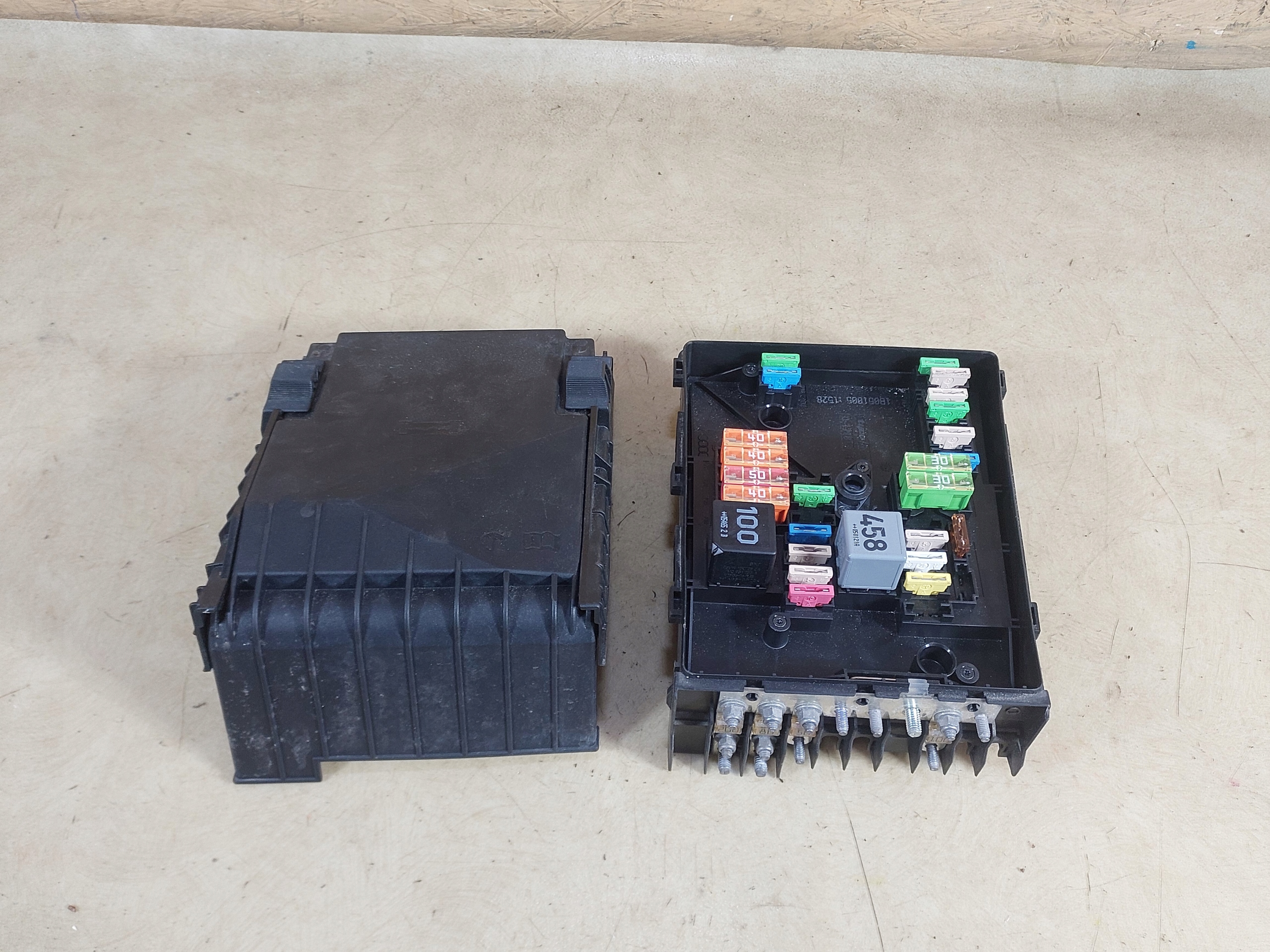 LEON II SKRZYNKA BEZPIECZNIKÓW 1K0937125