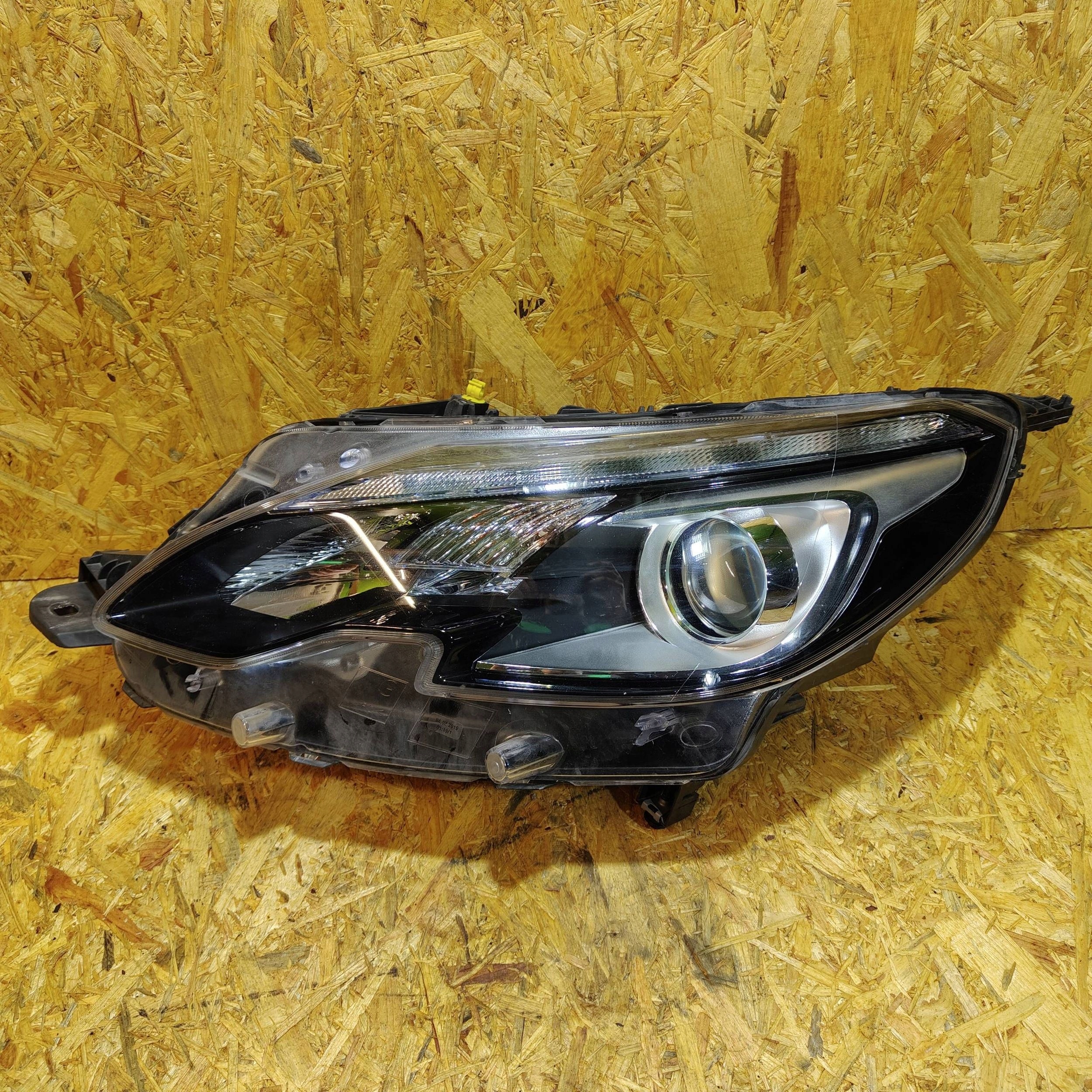 Peugeot 2008 and 2017 front side left light front lift