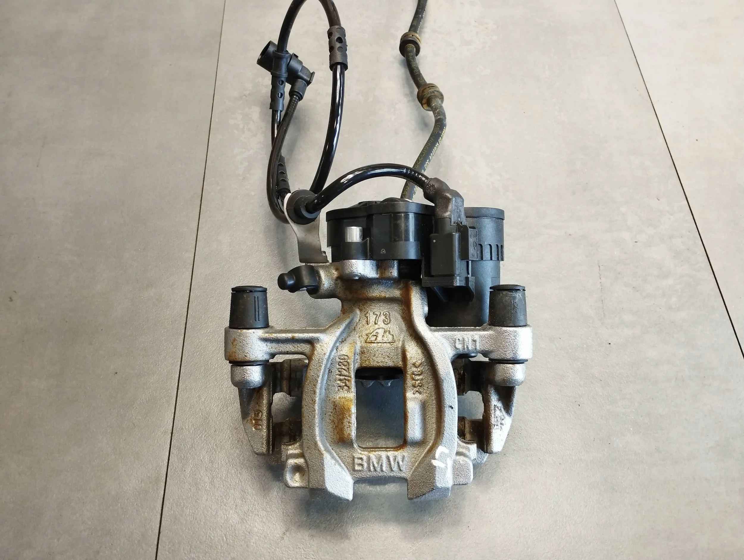 BMW X1 F48 caliper left rear part 6880379