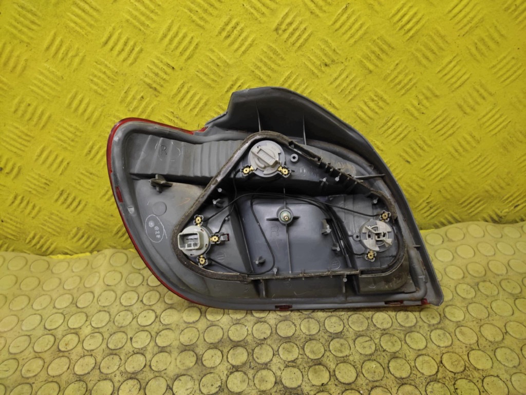 TOYOTA YARIS and light right rear part