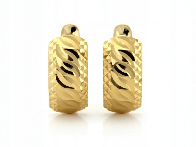 Zlaté náušnice 585 zdobené frézovanými, ideální na Valentýna