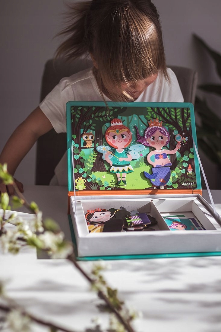 Magnetyczne Puzzle MAGNETIBOOK Świat Baśni Janod Materiał karton metal