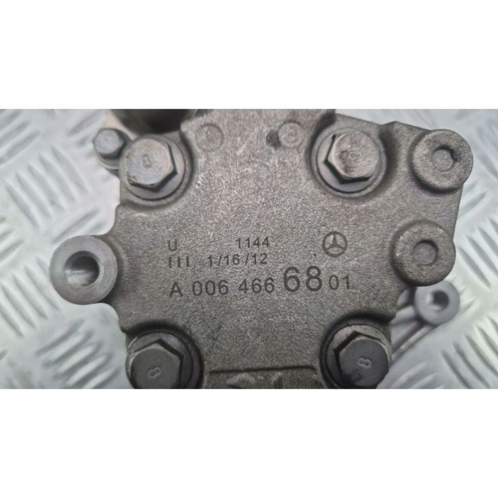 Mercedes E200 CGI A207 servo pump A0064666801