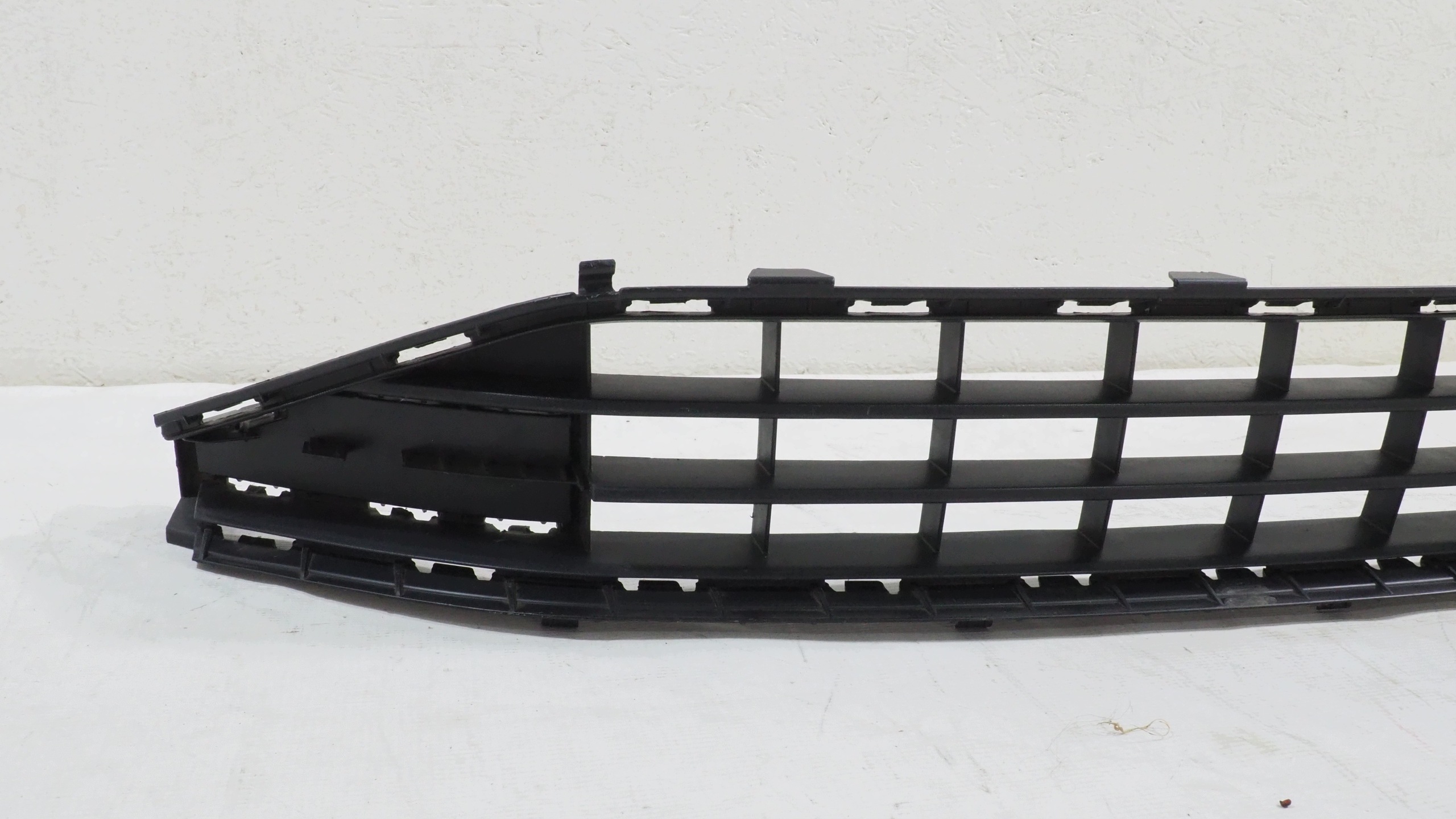 VW Jetta VII mitte lüftungsgitter der stoßstange vorne 17A853677