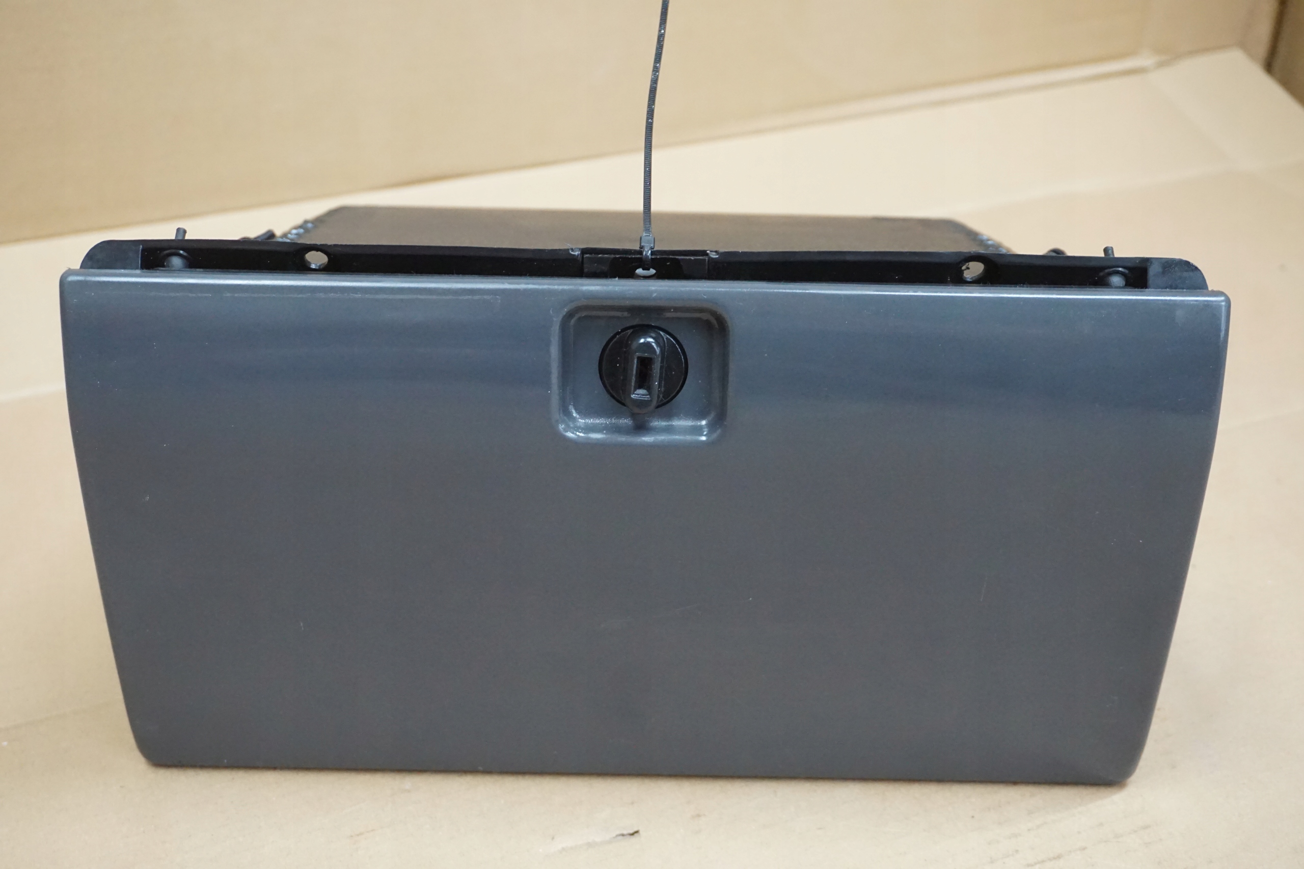 NISSAN PATROL SCHOWEK PÓŁKA Z DESKI GR Y60