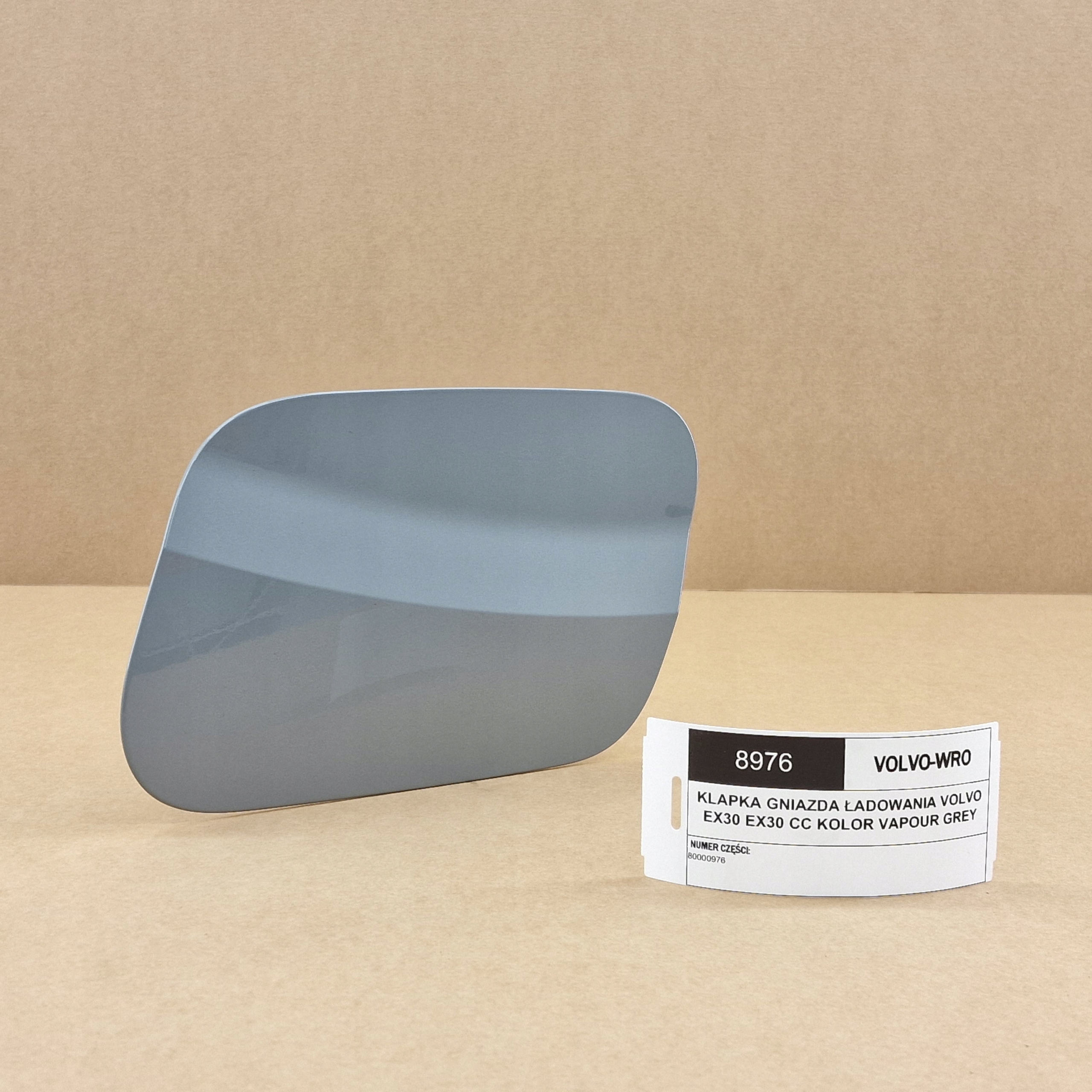 KLAPKA GNIAZDA LADOWANIA VOLVO EX30 EX30 CC Farbe VAPOUR GREY